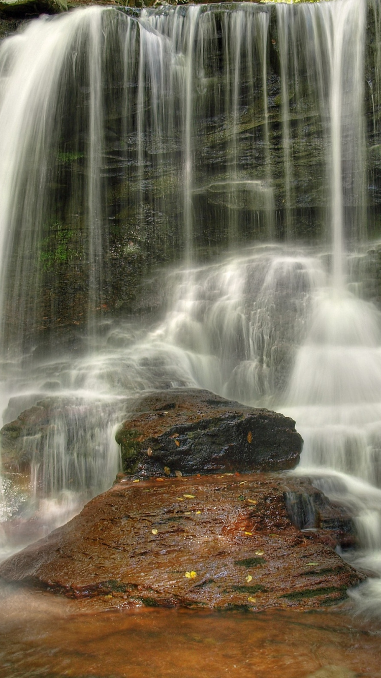 L'eau Tombe Sur la Roche Brune. Wallpaper in 750x1334 Resolution