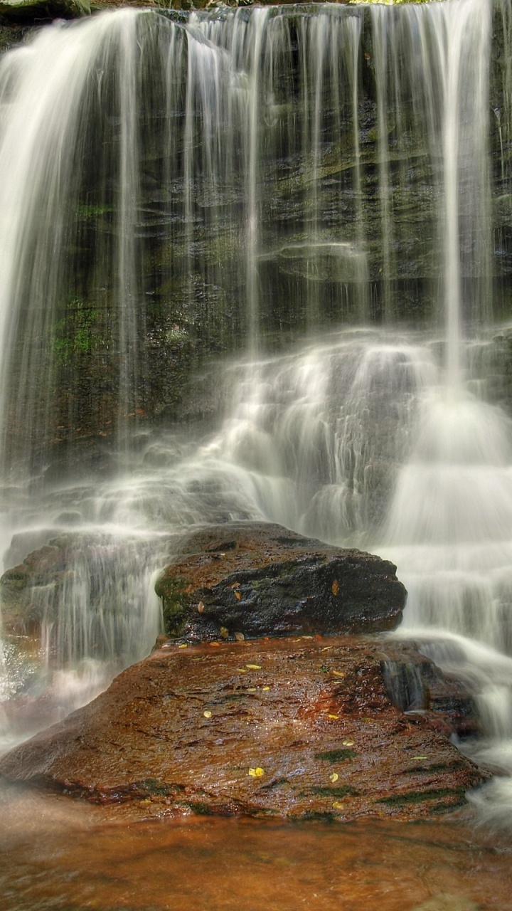 el Agua Cae Sobre la Roca Marrón. Wallpaper in 720x1280 Resolution
