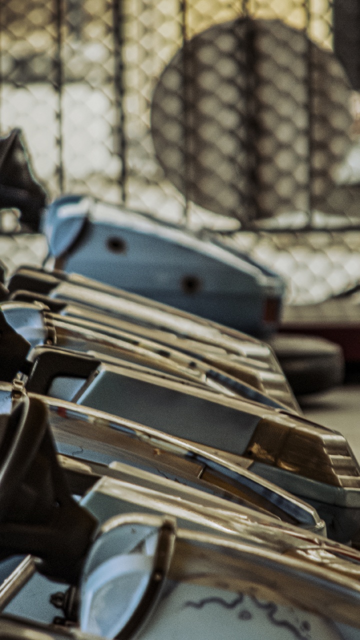 Car, Kapuze, KFZ-Reifen, Automotive Lighting, Zaun. Wallpaper in 720x1280 Resolution