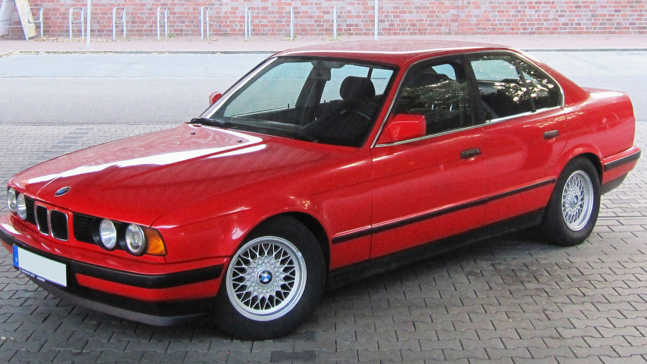 Sedán Rojo Sobre la Carretera de Asfalto Gris Durante el Día. Wallpaper in 1280x720 Resolution