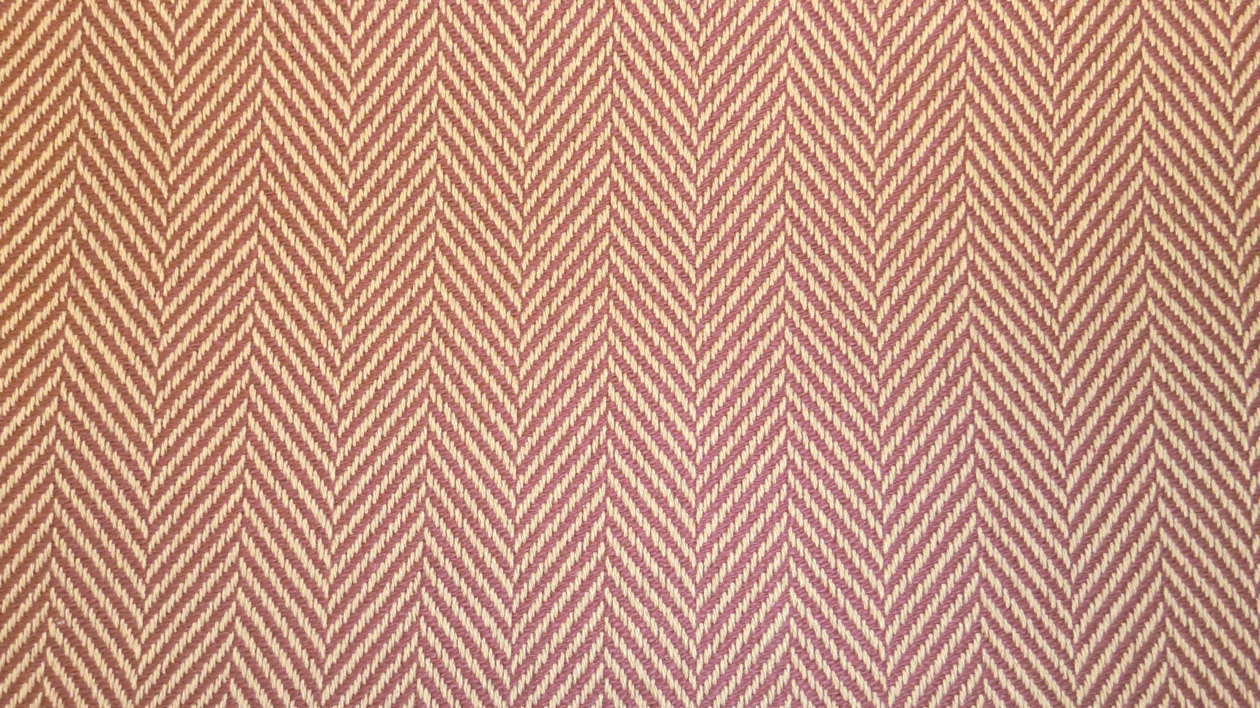 Weißes Und Rotes Chevron-Textil. Wallpaper in 2560x1440 Resolution