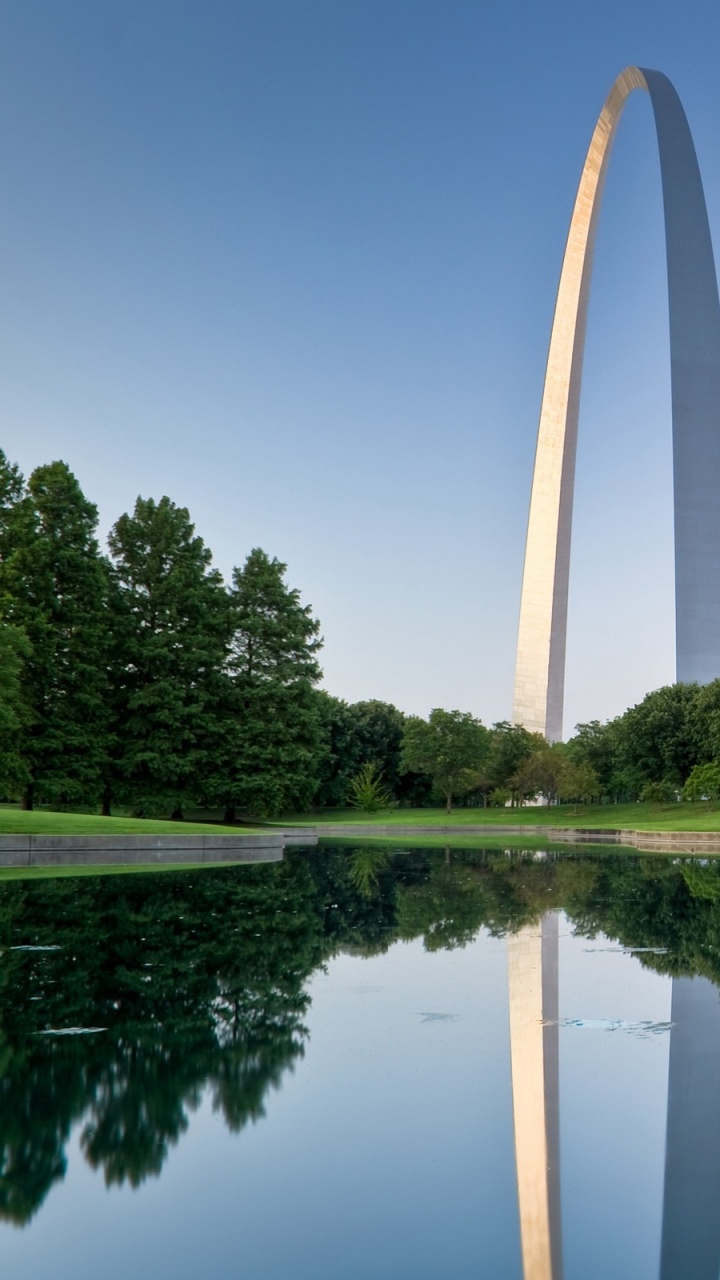 Gewässer in Der Nähe Von Grünen Rasenflächen Und Bäumen Tagsüber. Wallpaper in 720x1280 Resolution