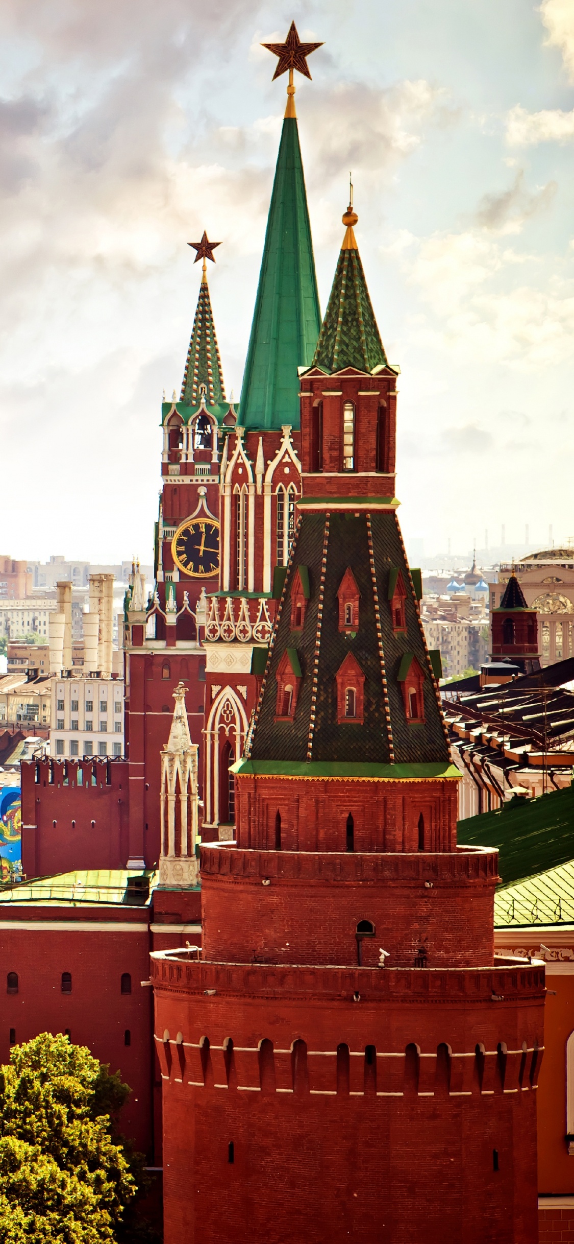 Bâtiments en Béton Marron et Blanc Sous Des Nuages Blancs Pendant la Journée. Wallpaper in 1125x2436 Resolution