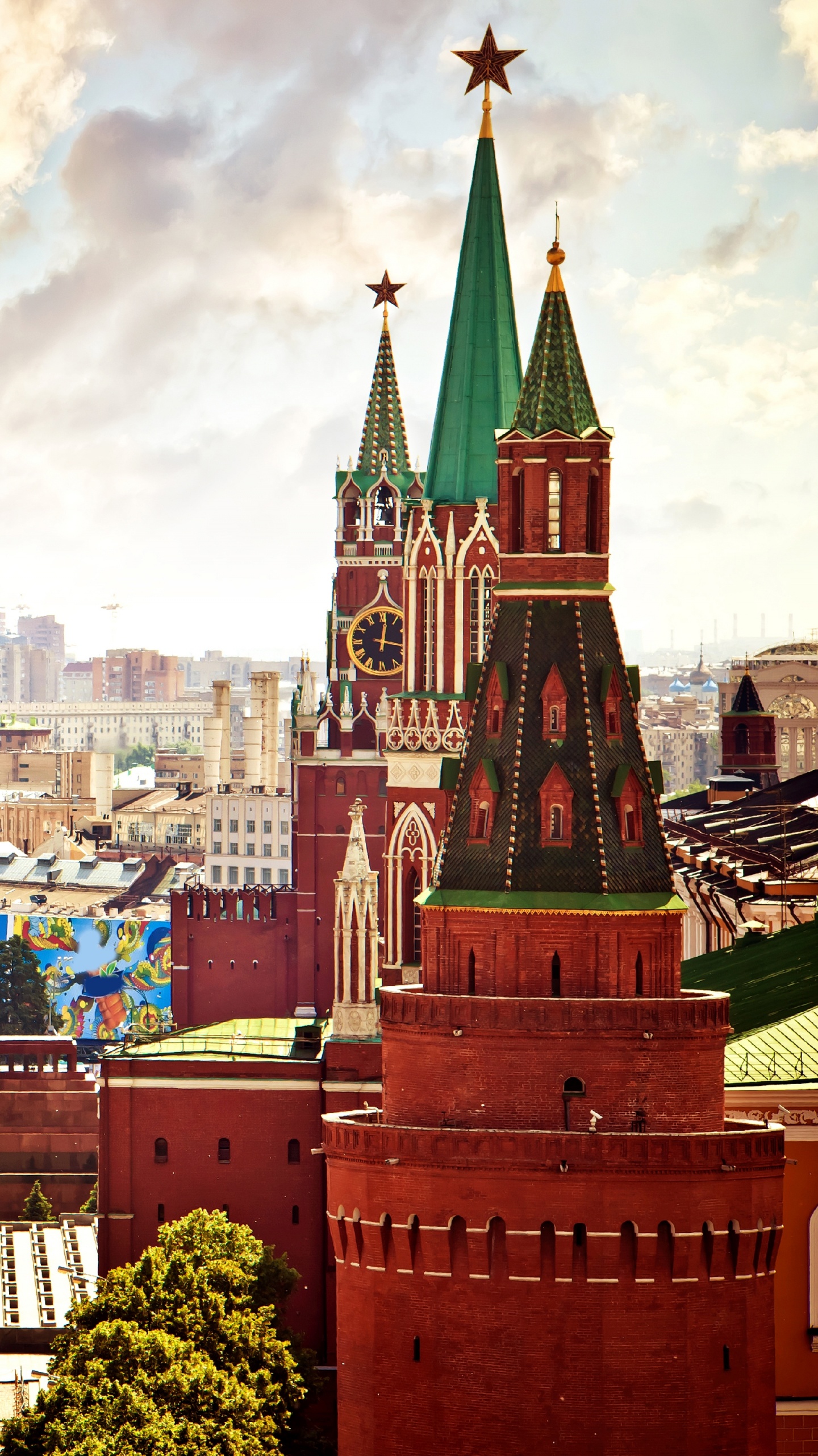 Bâtiments en Béton Marron et Blanc Sous Des Nuages Blancs Pendant la Journée. Wallpaper in 1440x2560 Resolution