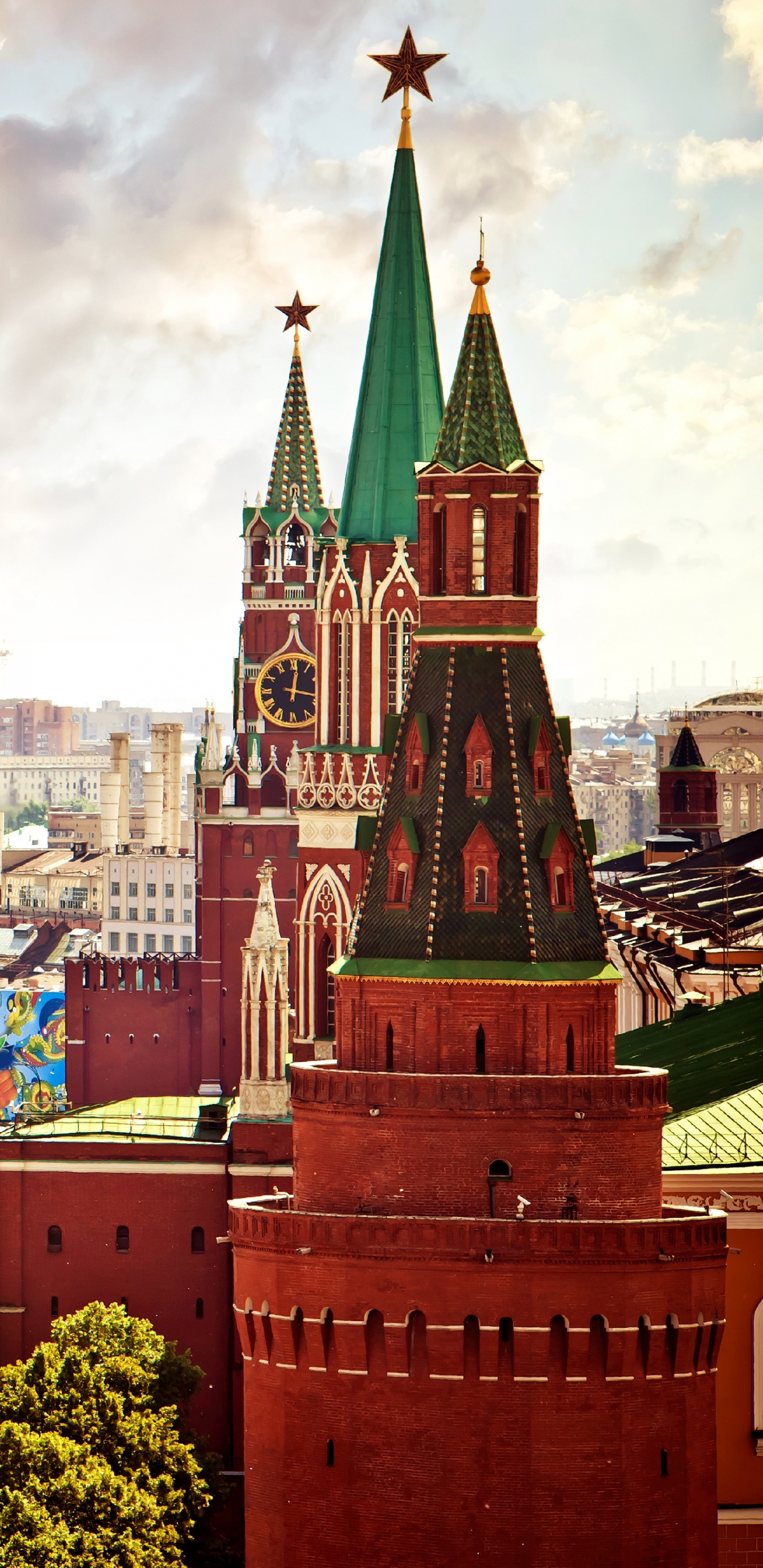 Bâtiments en Béton Marron et Blanc Sous Des Nuages Blancs Pendant la Journée. Wallpaper in 1440x2960 Resolution