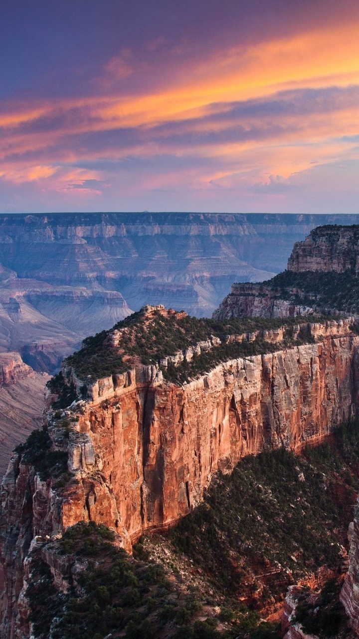 Brauner Felsiger Berg Unter Bewölktem Himmel Tagsüber. Wallpaper in 720x1280 Resolution