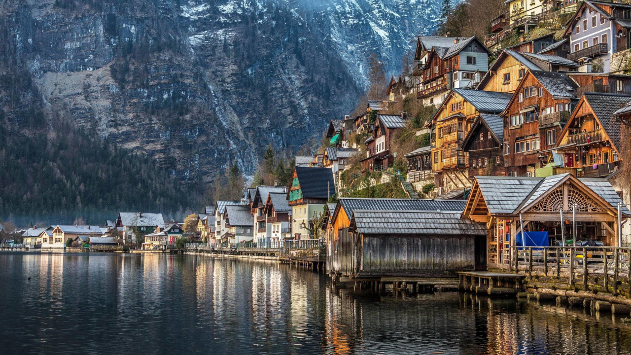 Häuser in Der Nähe Von Gewässern Und Bergen Tagsüber. Wallpaper in 1280x720 Resolution