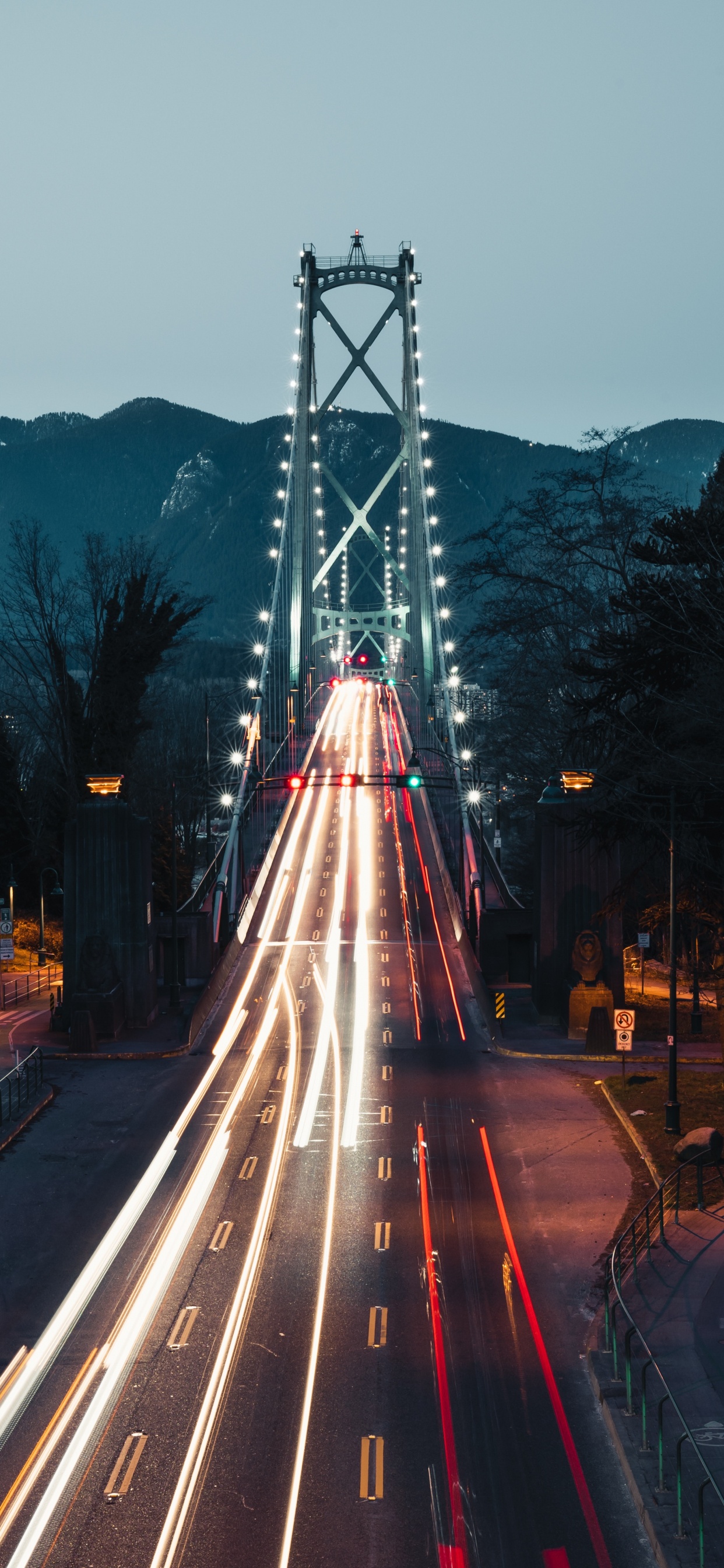 Coches en la Carretera Durante la Noche.. Wallpaper in 1242x2688 Resolution