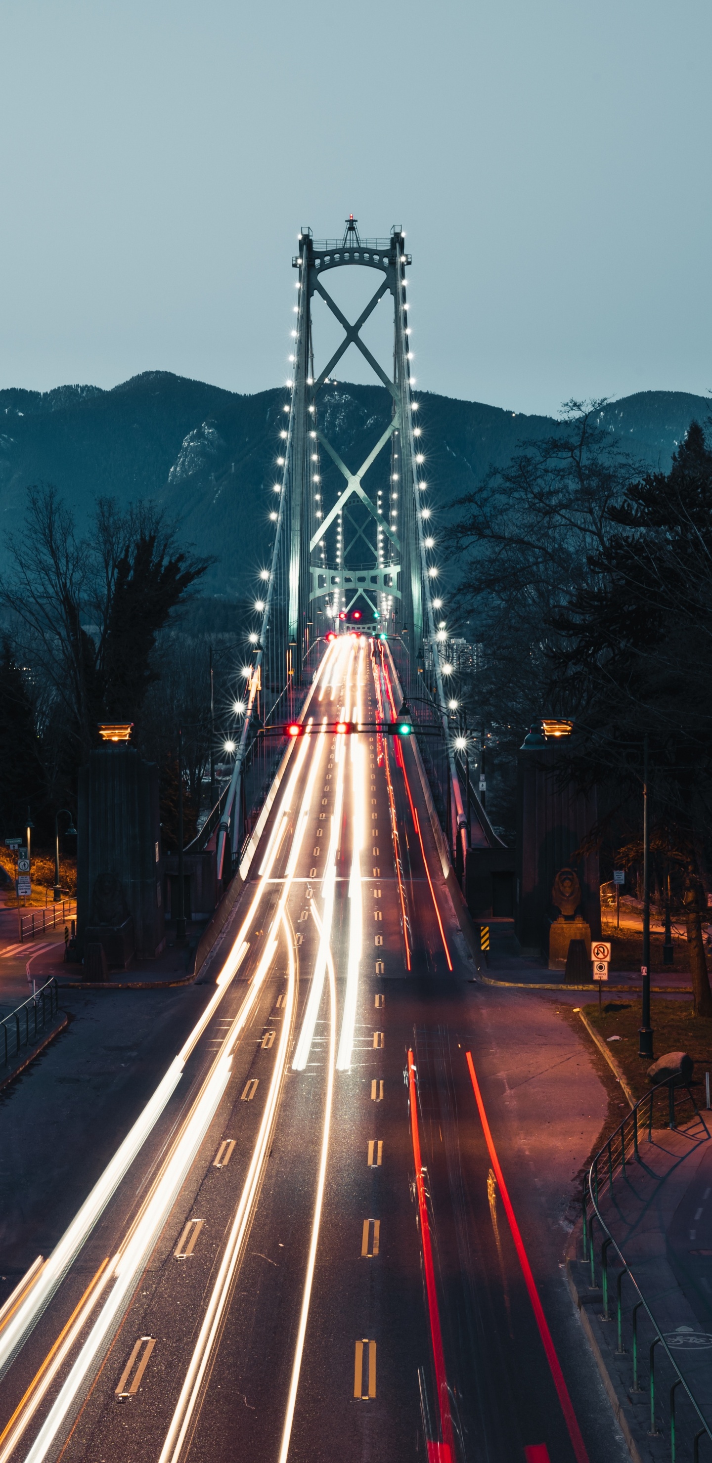 Coches en la Carretera Durante la Noche.. Wallpaper in 1440x2960 Resolution