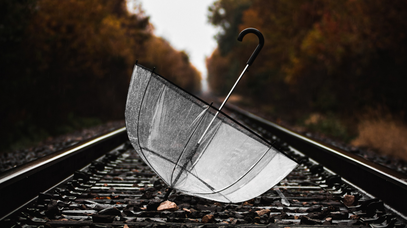 Table Ronde en Verre Clair Sur Rail de Train en Métal Noir Pendant la Journée. Wallpaper in 1366x768 Resolution