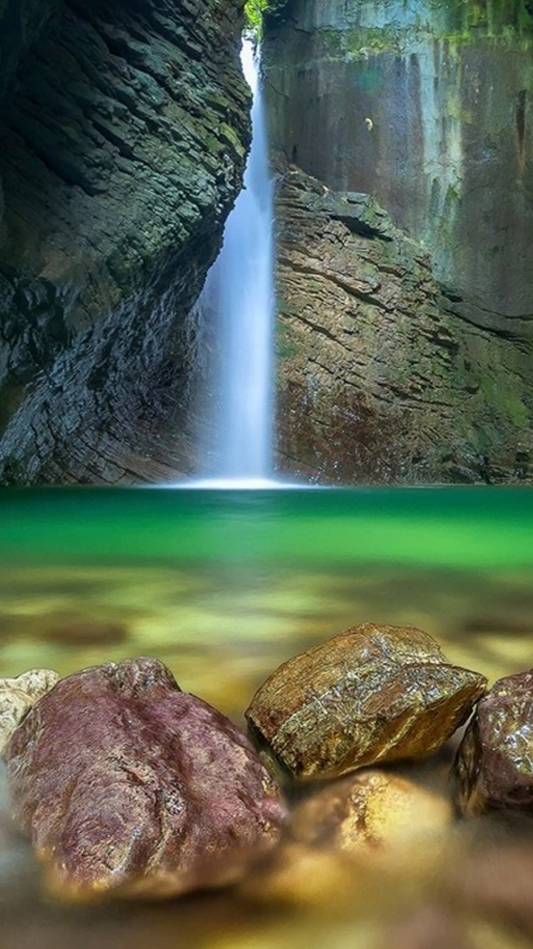 Wasser Fällt Mitten im Wald. Wallpaper in 750x1334 Resolution