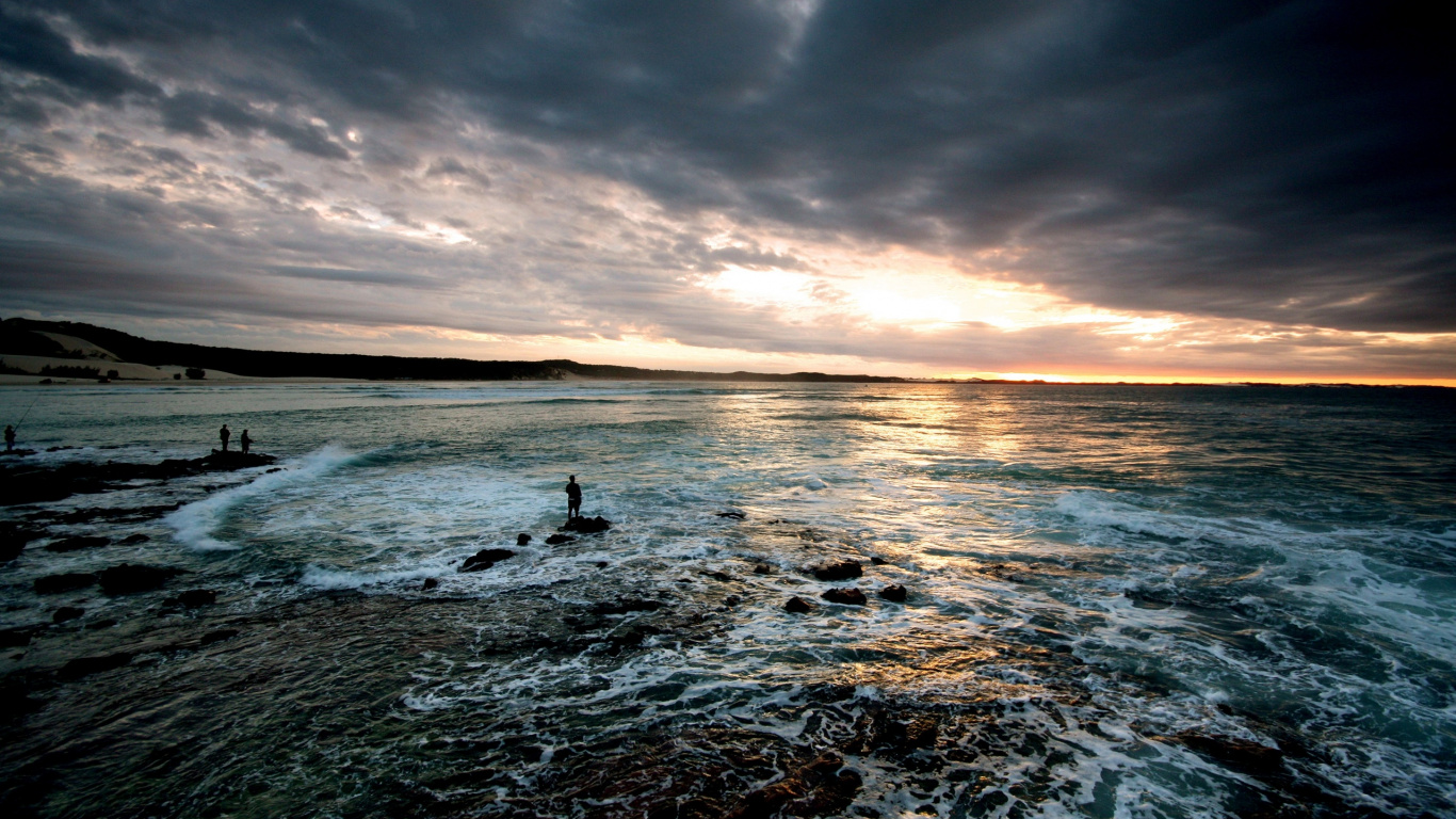 Silhouette de 2 Personnes Sur la Plage Pendant le Coucher du Soleil. Wallpaper in 1366x768 Resolution