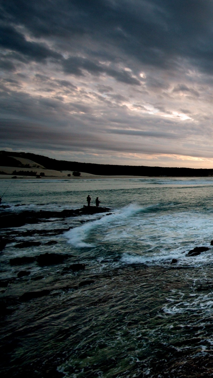 Silueta de 2 Personas en la Playa Durante la Puesta de Sol. Wallpaper in 720x1280 Resolution