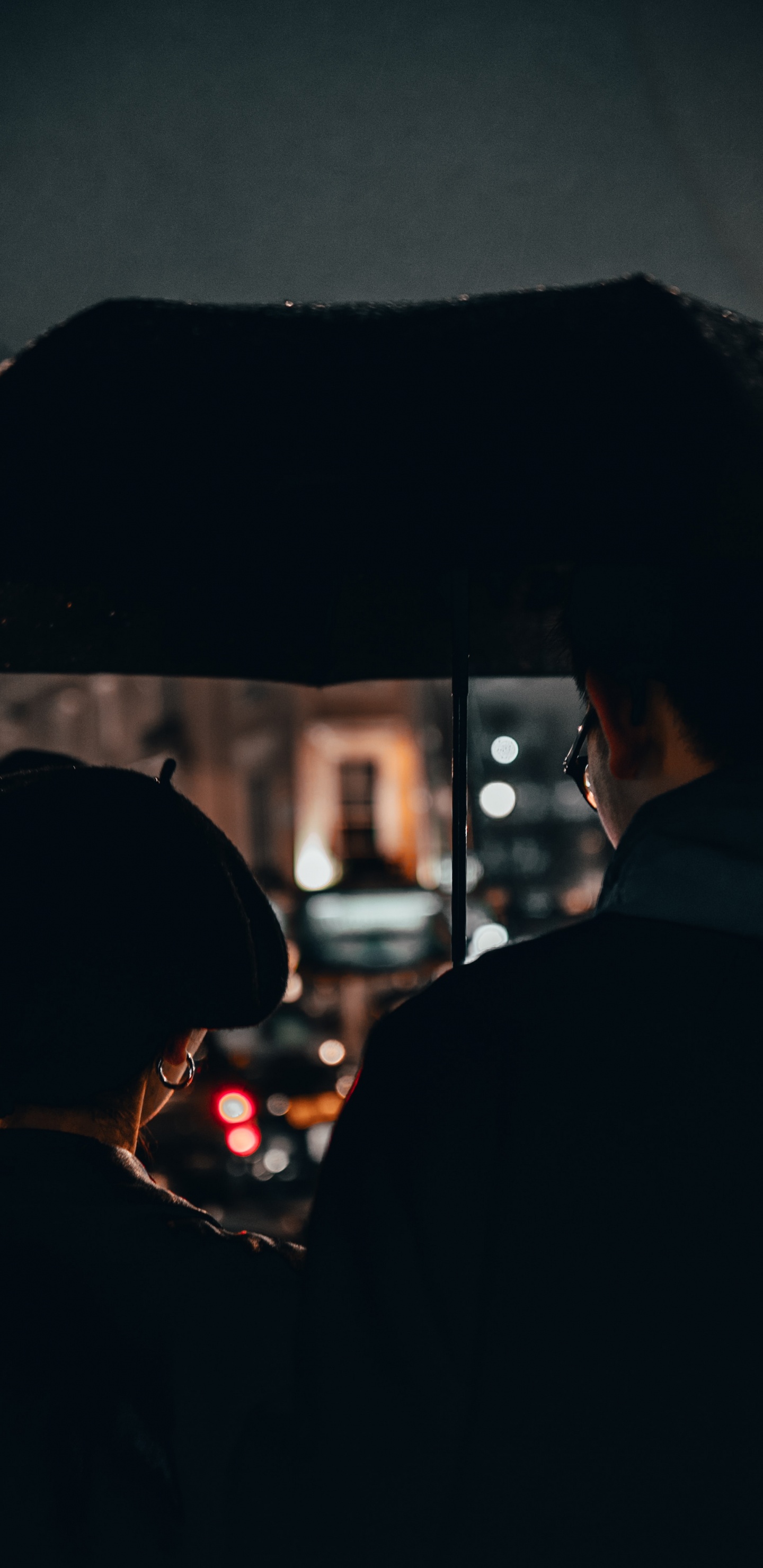 Hombre Con Sombrero Negro y Abrigo Negro. Wallpaper in 1440x2960 Resolution