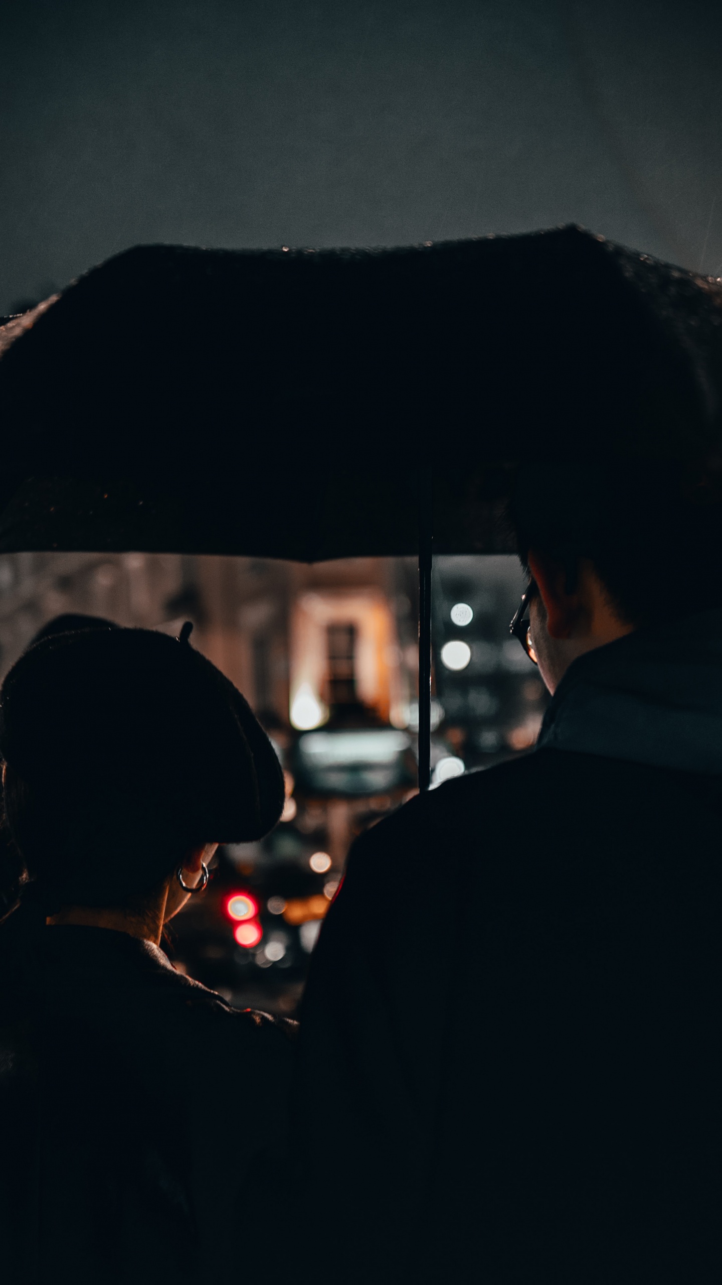 Man in Black Hat and Black Coat. Wallpaper in 1440x2560 Resolution