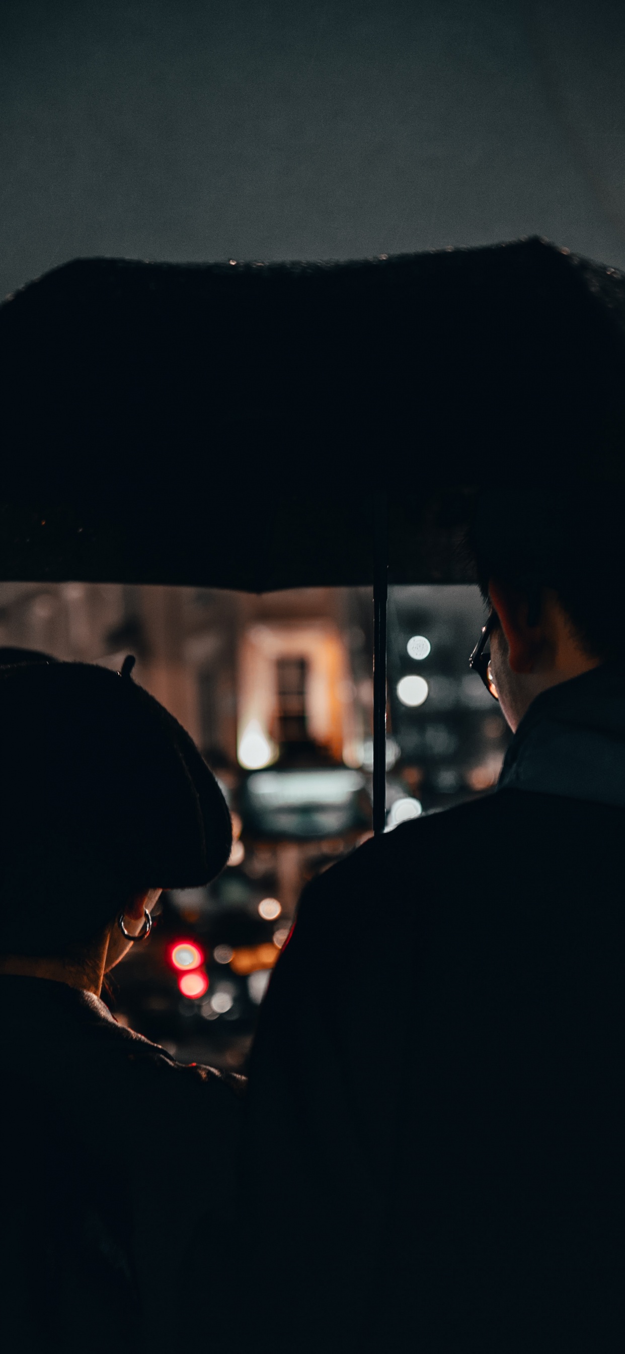 Mann Mit Schwarzem Hut Und Schwarzem Mantel. Wallpaper in 1242x2688 Resolution