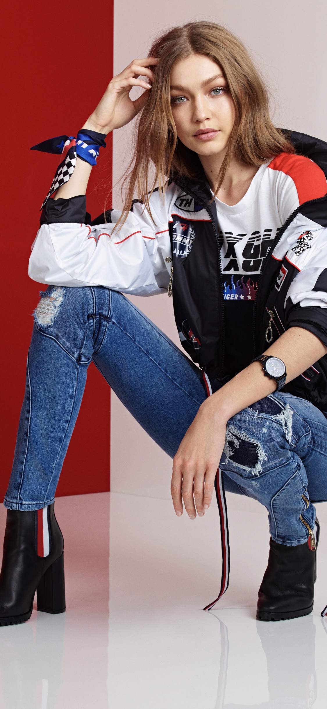 Tommy Hilfiger Gigi Hadid, Camiseta, Tommy Hilfiger, Zapato, Jeans. Wallpaper in 1125x2436 Resolution