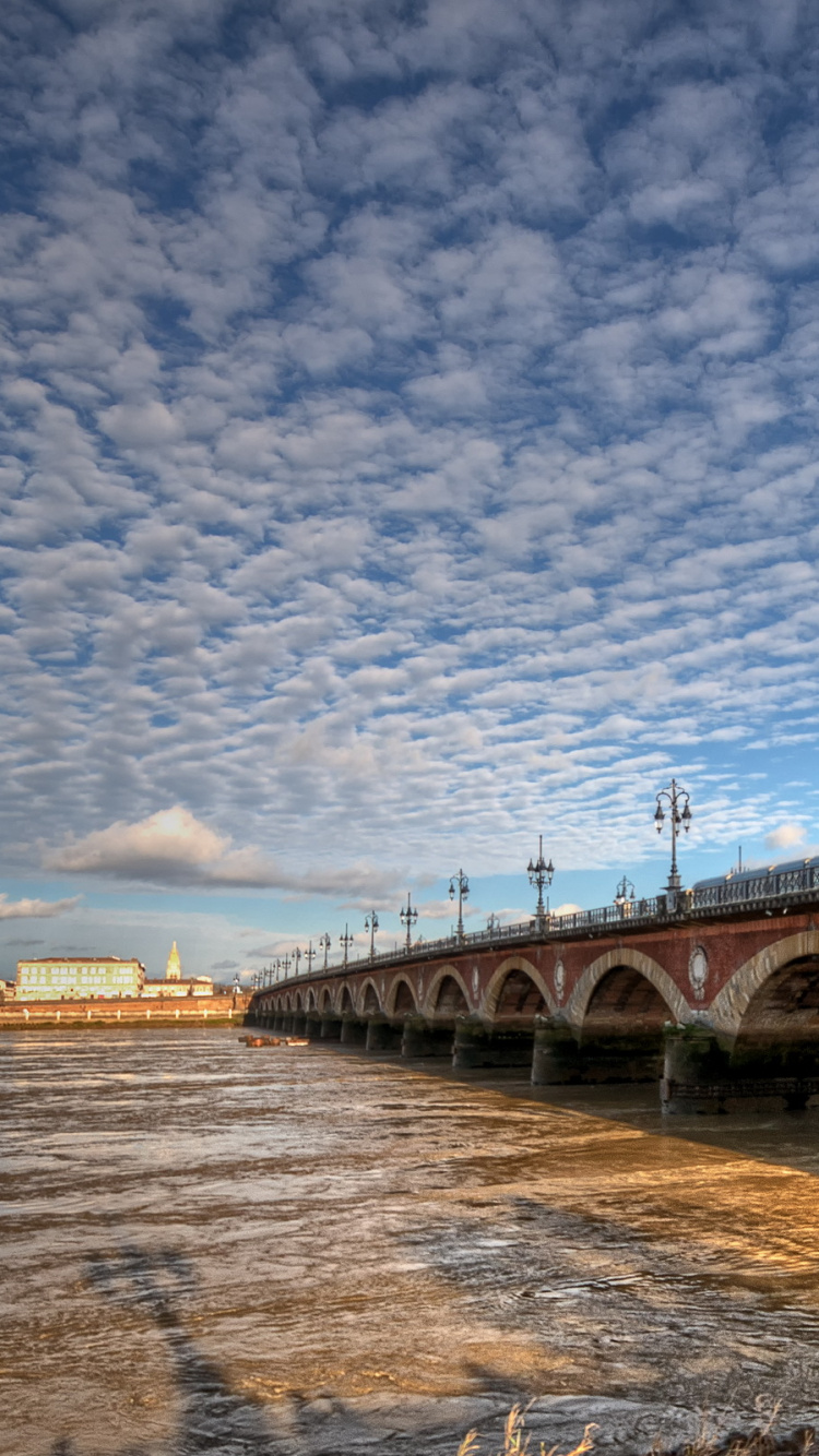 Pont en Béton Brun Sur la Rivière Sous Ciel Bleu Pendant la Journée. Wallpaper in 750x1334 Resolution