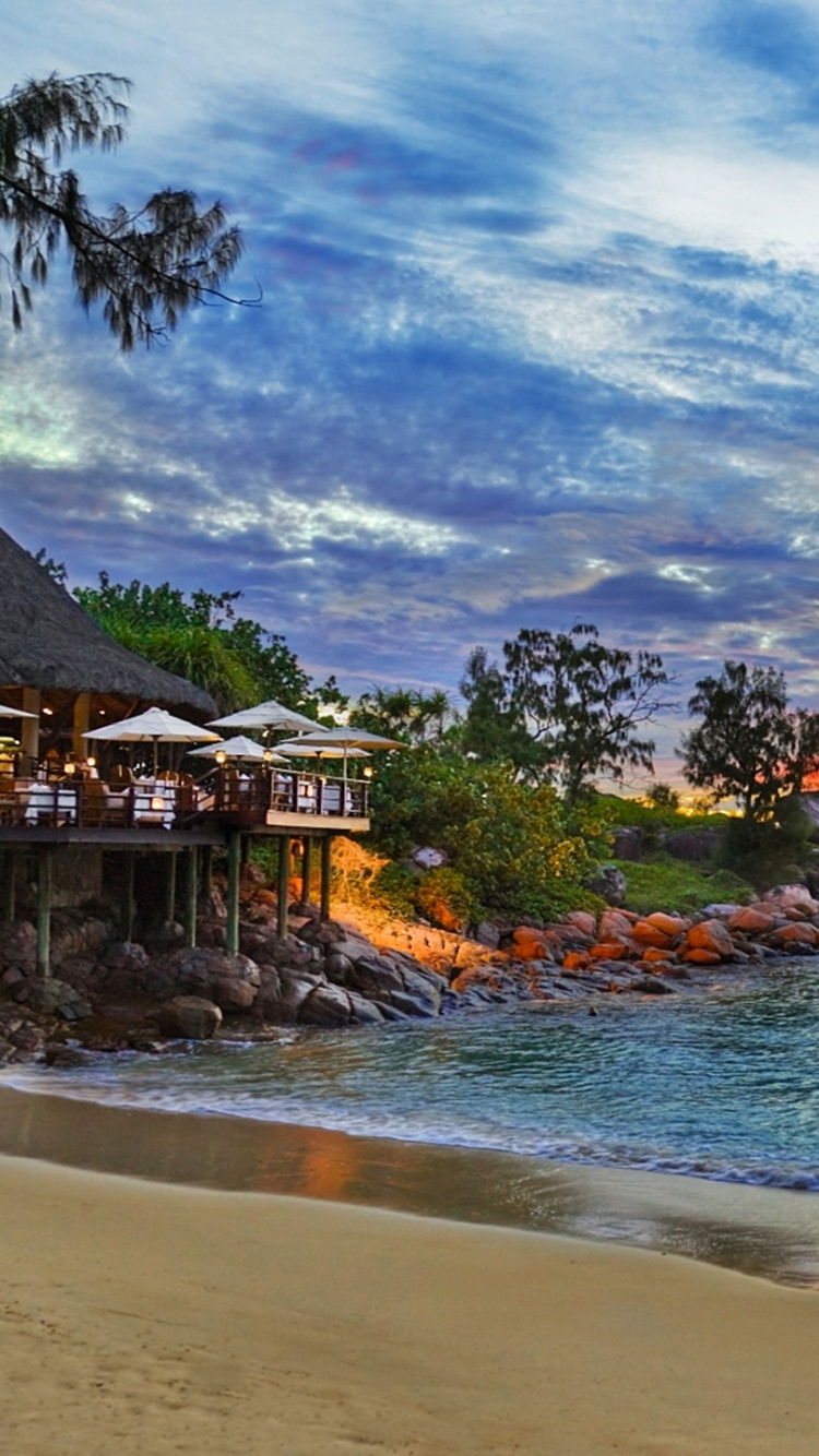 Arbres Verts Près D'un Plan D'eau Sous un Ciel Bleu et Des Nuages Blancs Pendant la Journée. Wallpaper in 750x1334 Resolution