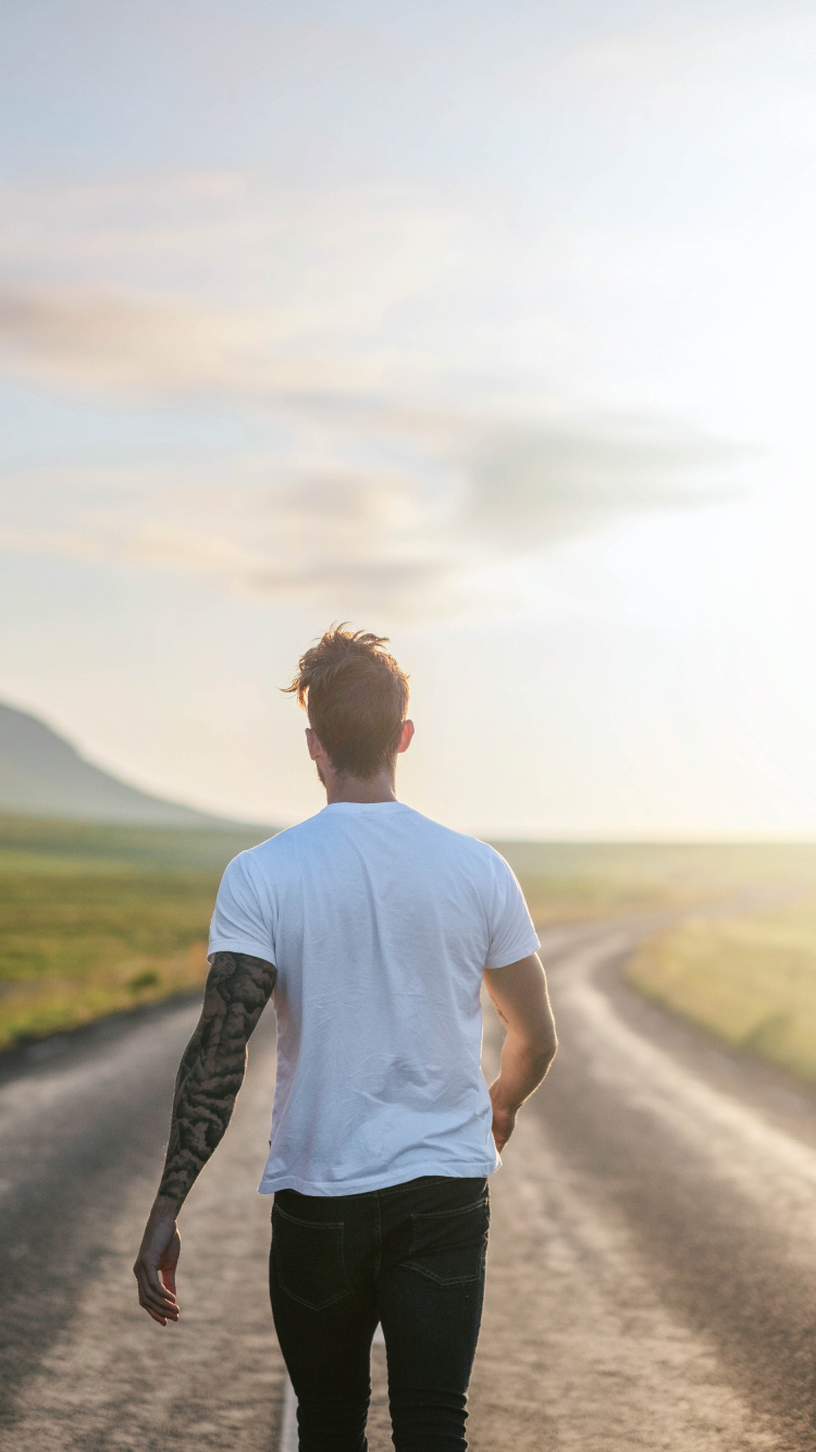Menschen in Der Natur, Stehend, Gelb, Road, Snapshot. Wallpaper in 750x1334 Resolution