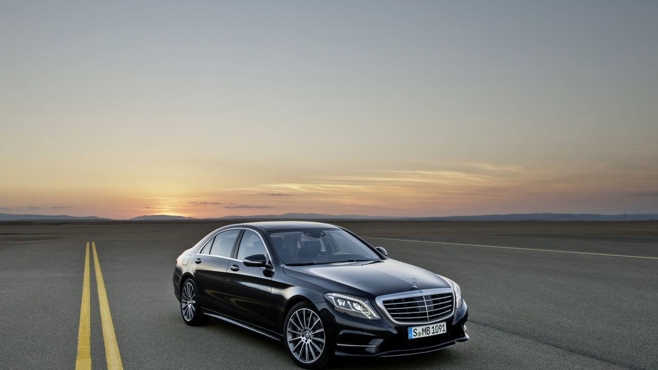 Mercedes Benz Coupe Negro en la Carretera Durante la Puesta de Sol. Wallpaper in 1280x720 Resolution