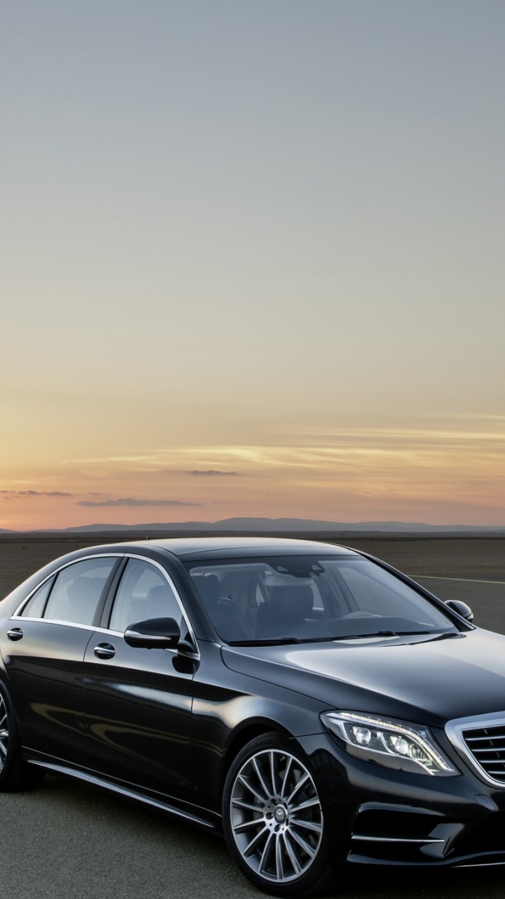 Schwarzes Mercedes-benz-coupé Unterwegs Bei Sonnenuntergang. Wallpaper in 720x1280 Resolution