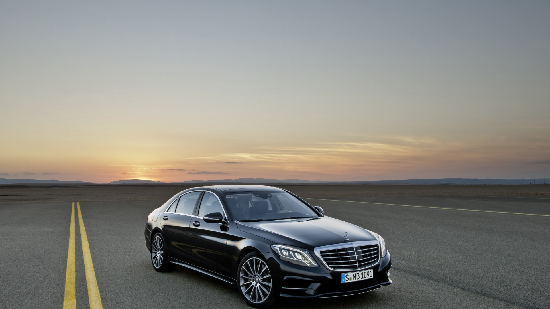 Mercedes Benz Coupé Noir Sur Route Pendant le Coucher du Soleil. Wallpaper in 1920x1080 Resolution