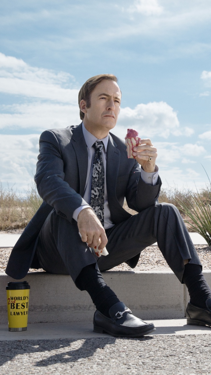 Homme en Blouson de Cuir Noir Assis Sur Une Poubelle en Plastique Jaune. Wallpaper in 720x1280 Resolution