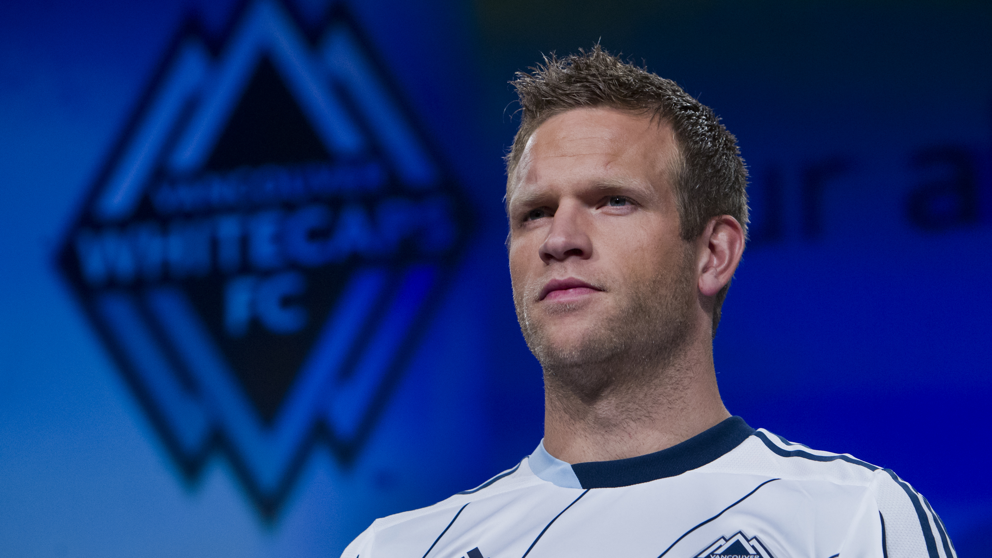 Man in White Crew Neck Shirt. Wallpaper in 3840x2160 Resolution