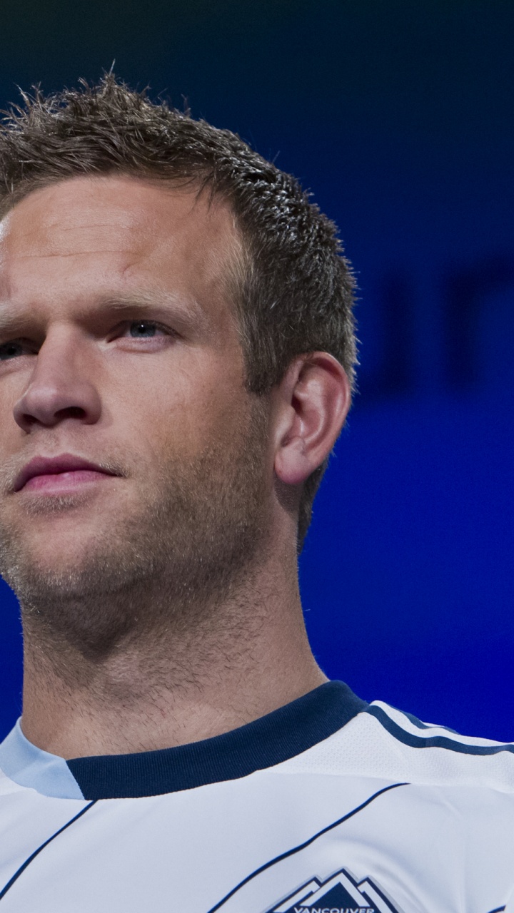 Man in White Crew Neck Shirt. Wallpaper in 720x1280 Resolution