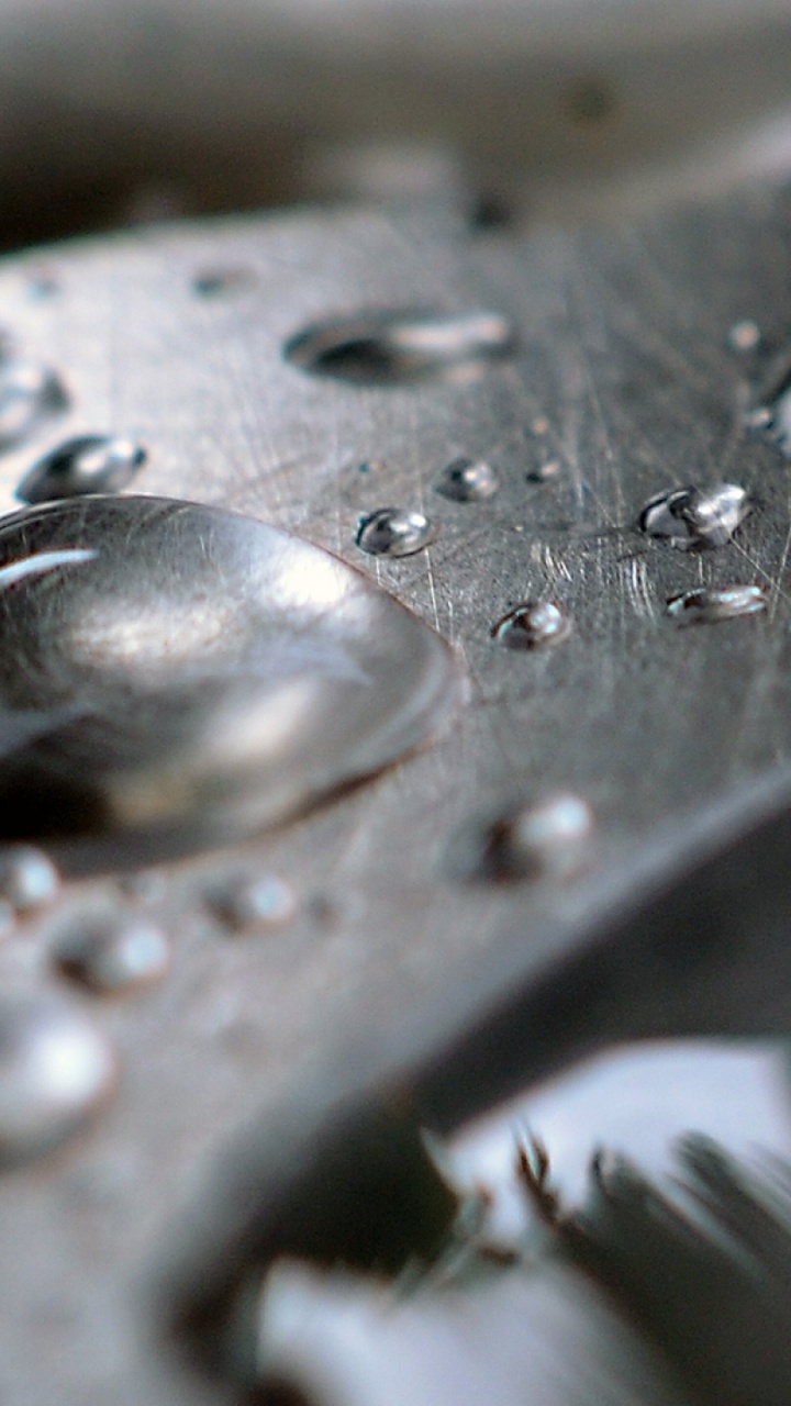 Gouttes D'eau Sur Une Surface Noire. Wallpaper in 720x1280 Resolution