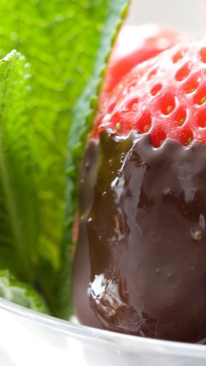 Fraise Sur Plaque en Céramique Blanche. Wallpaper in 720x1280 Resolution