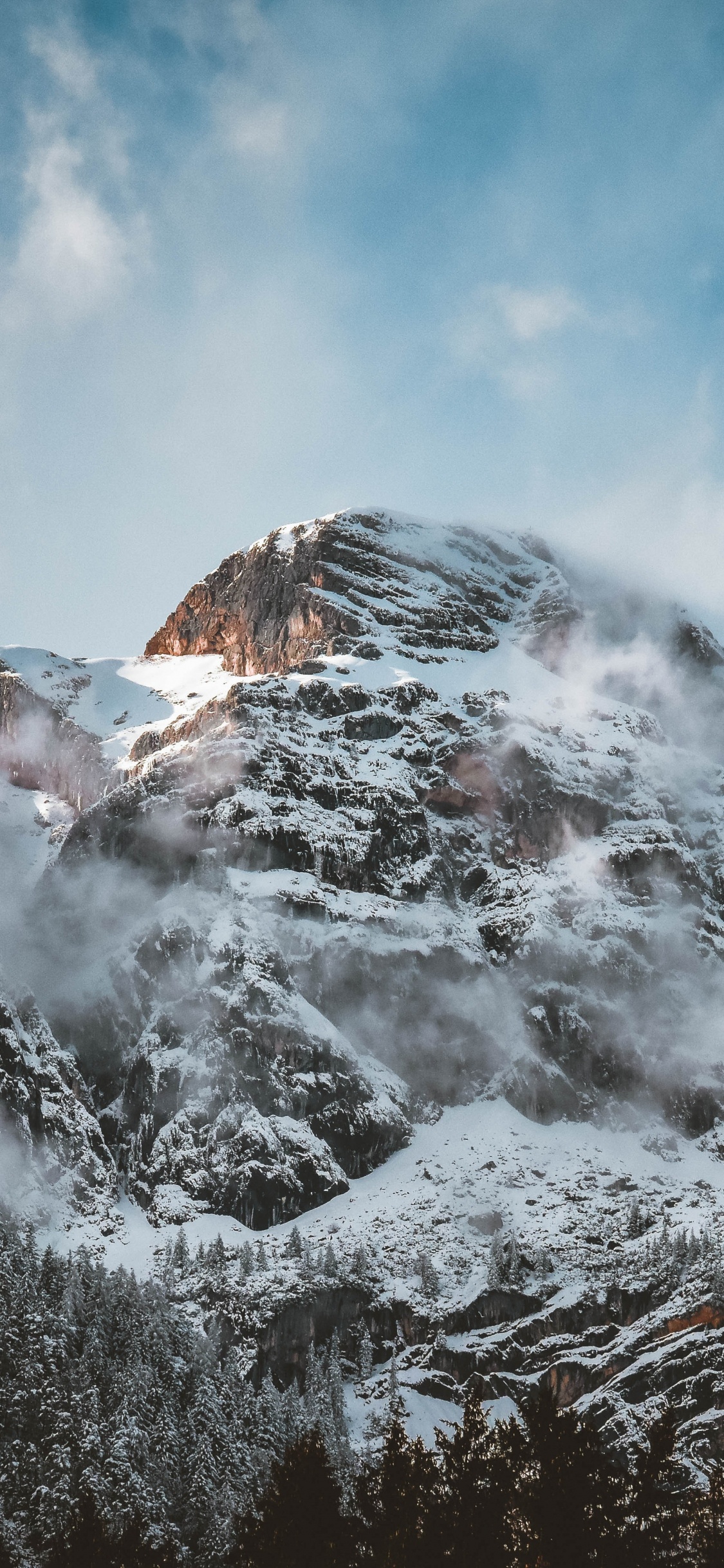 Gipfel, Cloud, Bergigen Landschaftsformen, Rock, Bergkette. Wallpaper in 1125x2436 Resolution