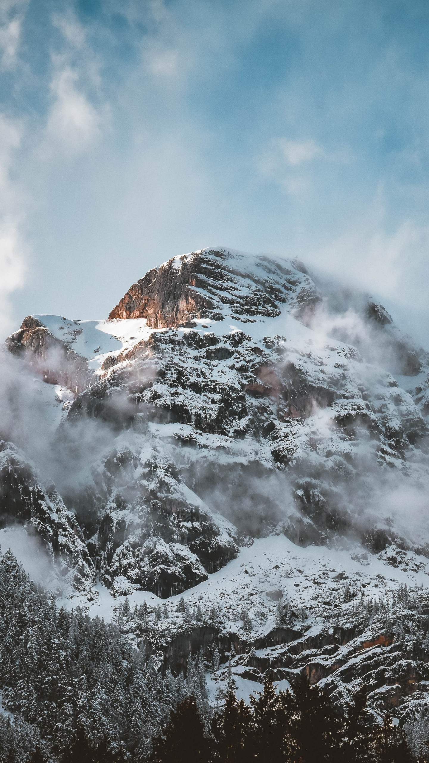 Gipfel, Cloud, Bergigen Landschaftsformen, Rock, Bergkette. Wallpaper in 1440x2560 Resolution