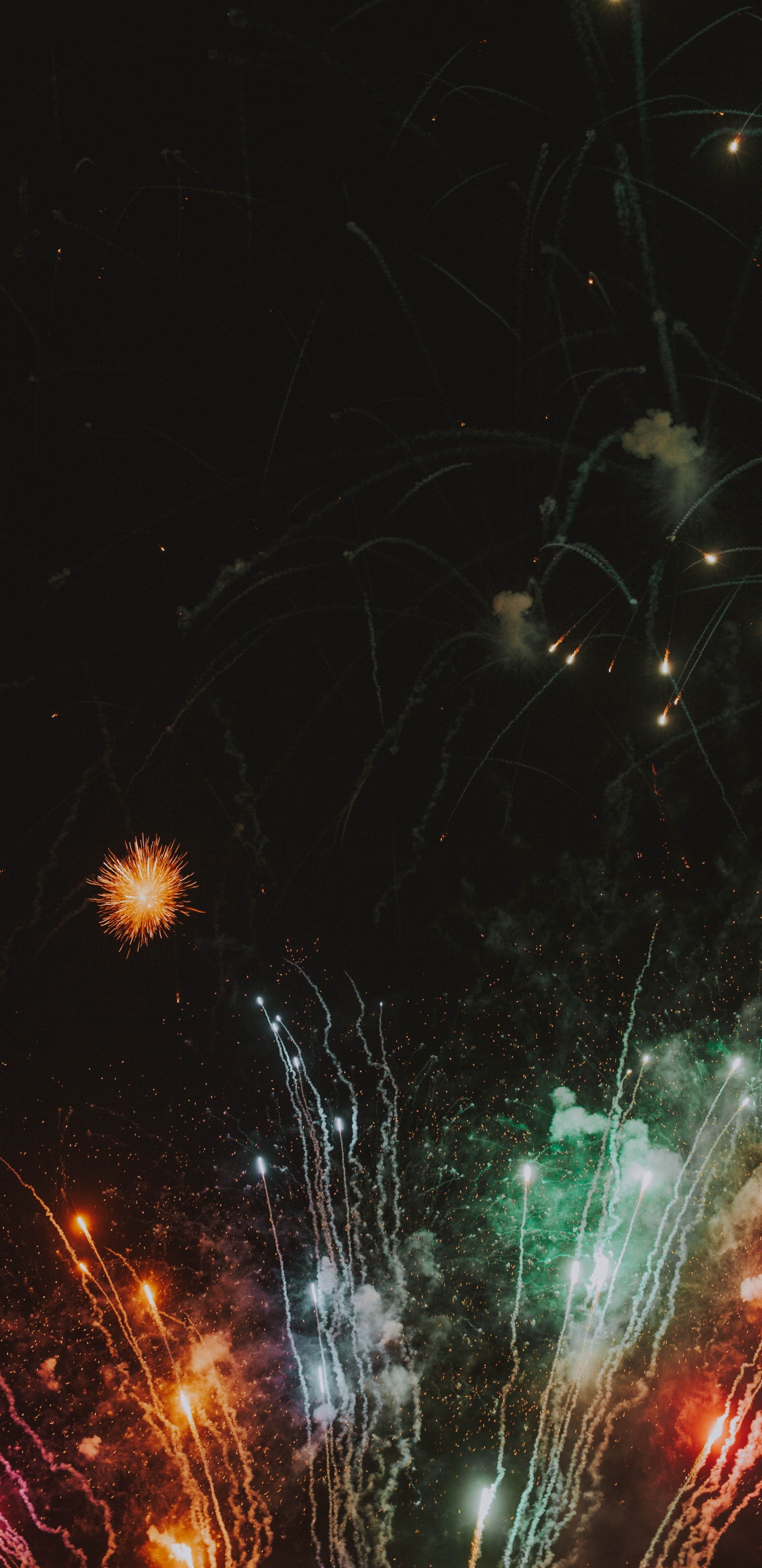 Feuerwerk, Nacht, Neue Jahre Tag, Veranstaltung, Mitternacht. Wallpaper in 1440x2960 Resolution