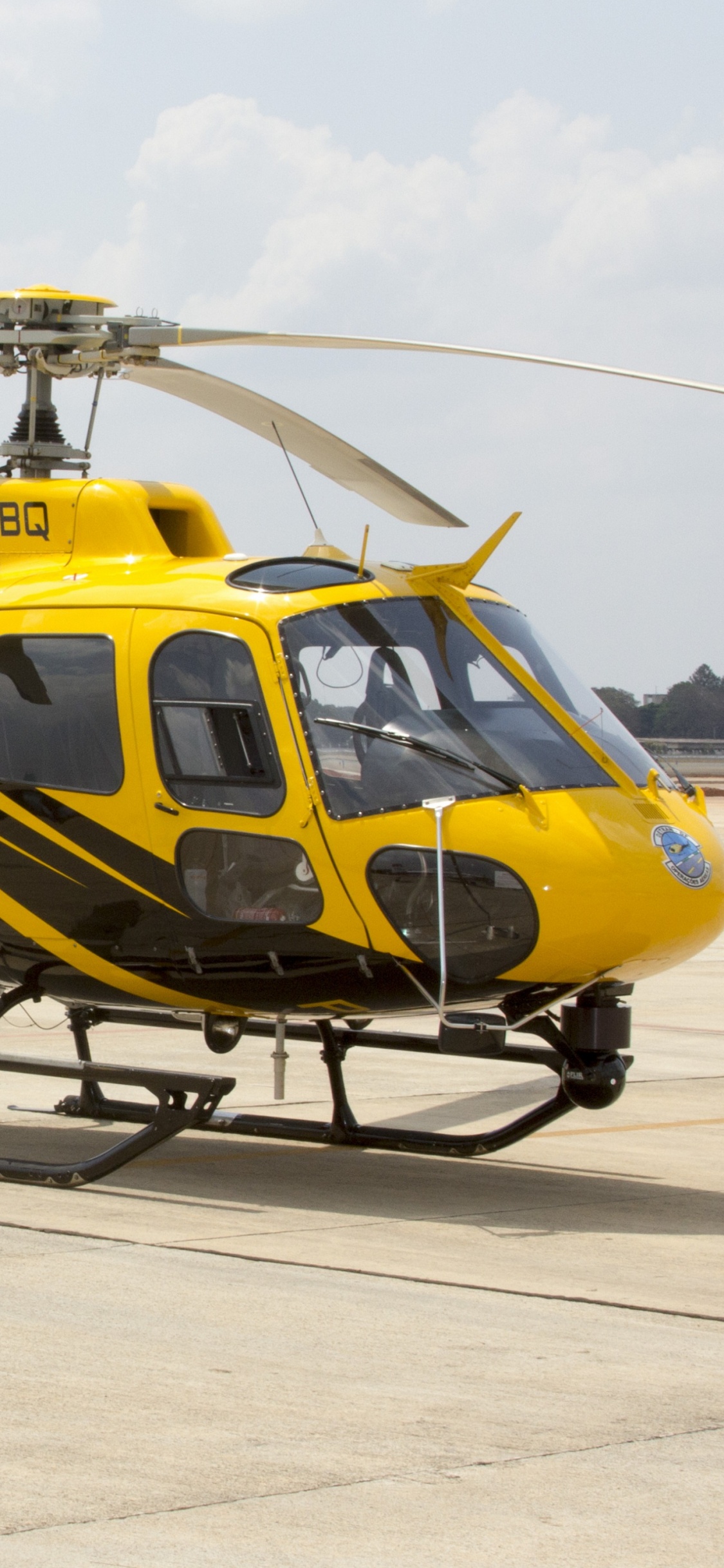 Yellow and Black Helicopter on White Sand During Daytime. Wallpaper in 1125x2436 Resolution