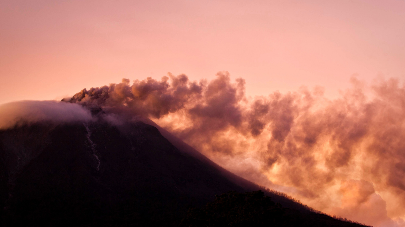 Weiße Wolken Über Schwarzem Berg. Wallpaper in 1366x768 Resolution