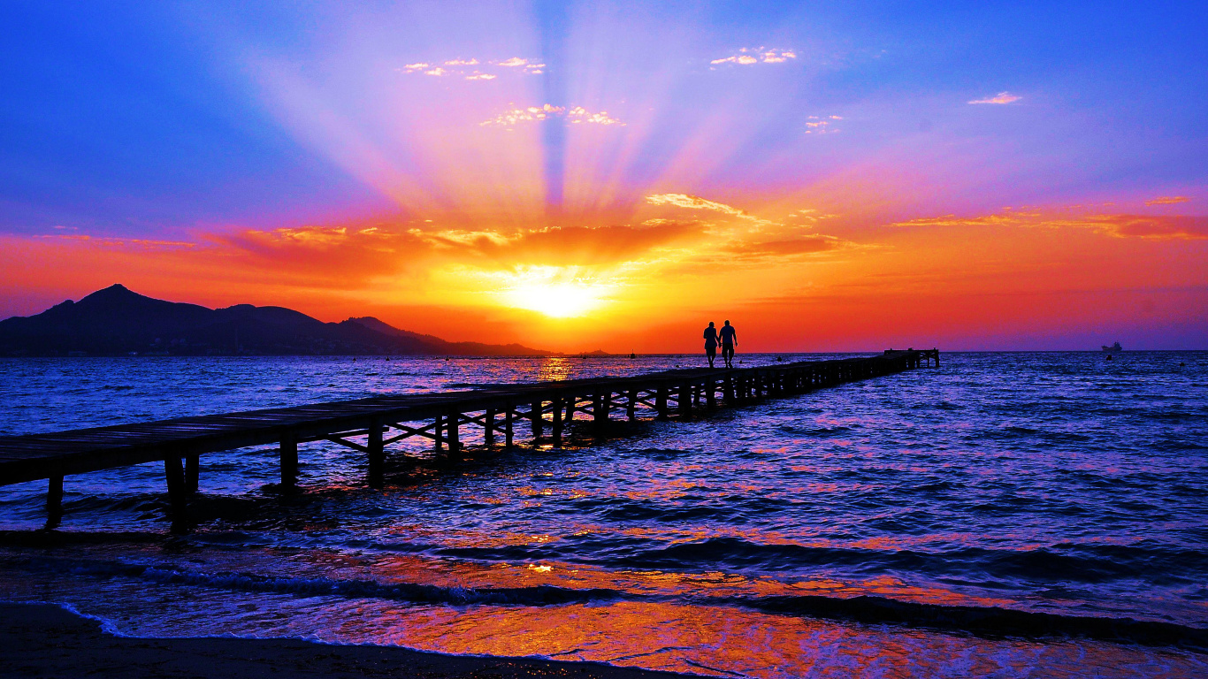 Silhouette de Personne Marchant Sur un Quai en Bois Pendant le Coucher du Soleil. Wallpaper in 1366x768 Resolution