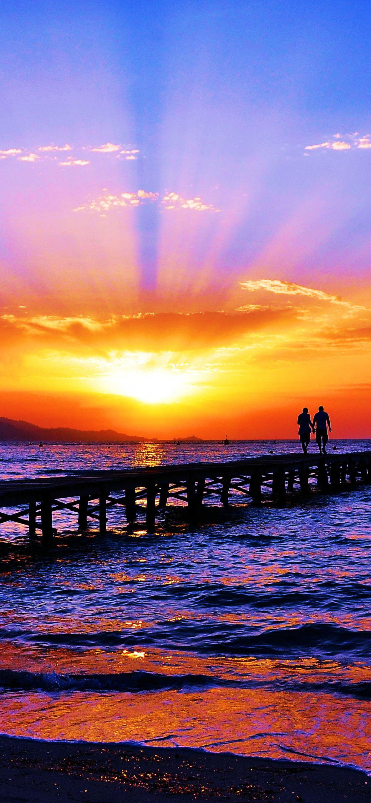 Silueta de Persona Caminando Sobre un Muelle de Madera Durante la Puesta de Sol. Wallpaper in 1242x2688 Resolution