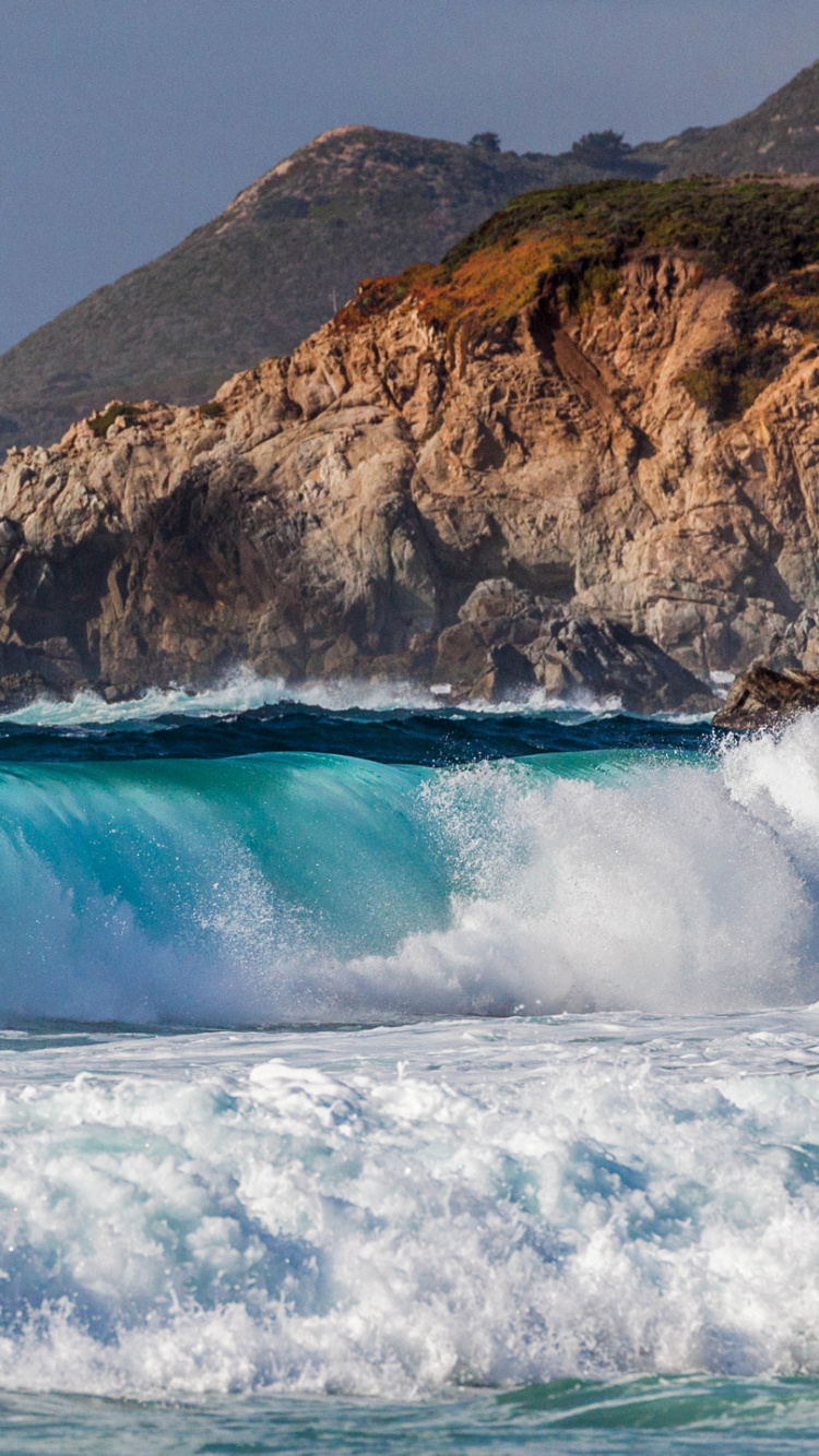 Meereswellen, Die Auf Braune Felsformation Unter Grauem Himmel Krachen. Wallpaper in 750x1334 Resolution