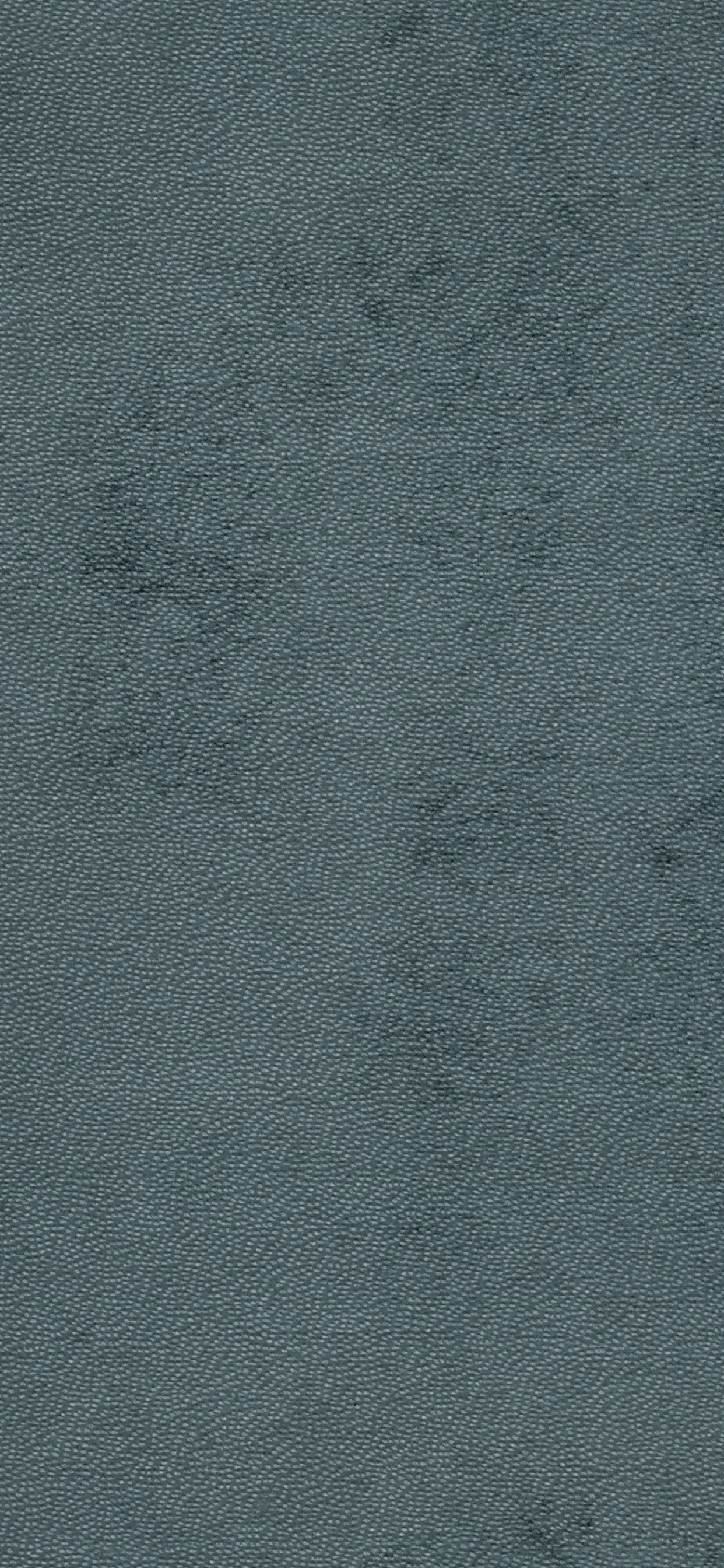 Blaues Textil Auf Braunem Holztisch. Wallpaper in 1242x2688 Resolution