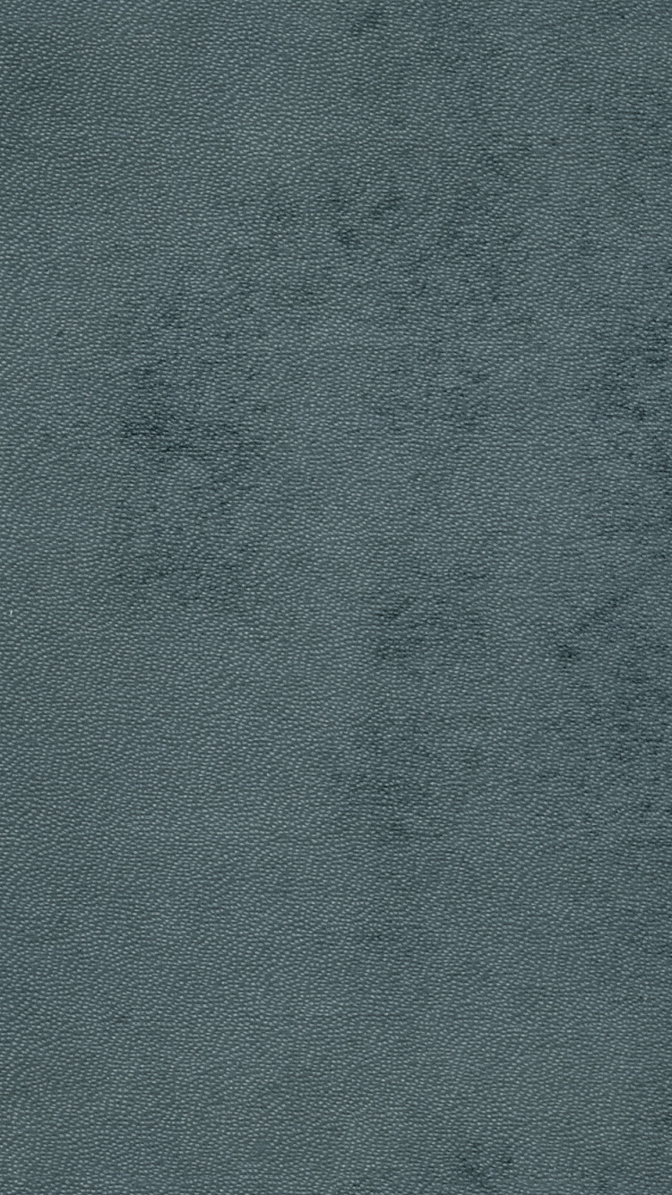 Textil Azul Sobre Mesa de Madera Marrón. Wallpaper in 750x1334 Resolution