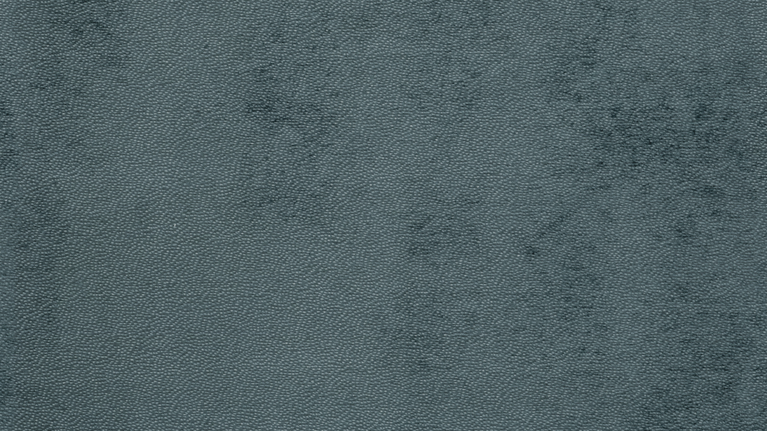 Textile Bleu Sur Table en Bois Marron. Wallpaper in 2560x1440 Resolution