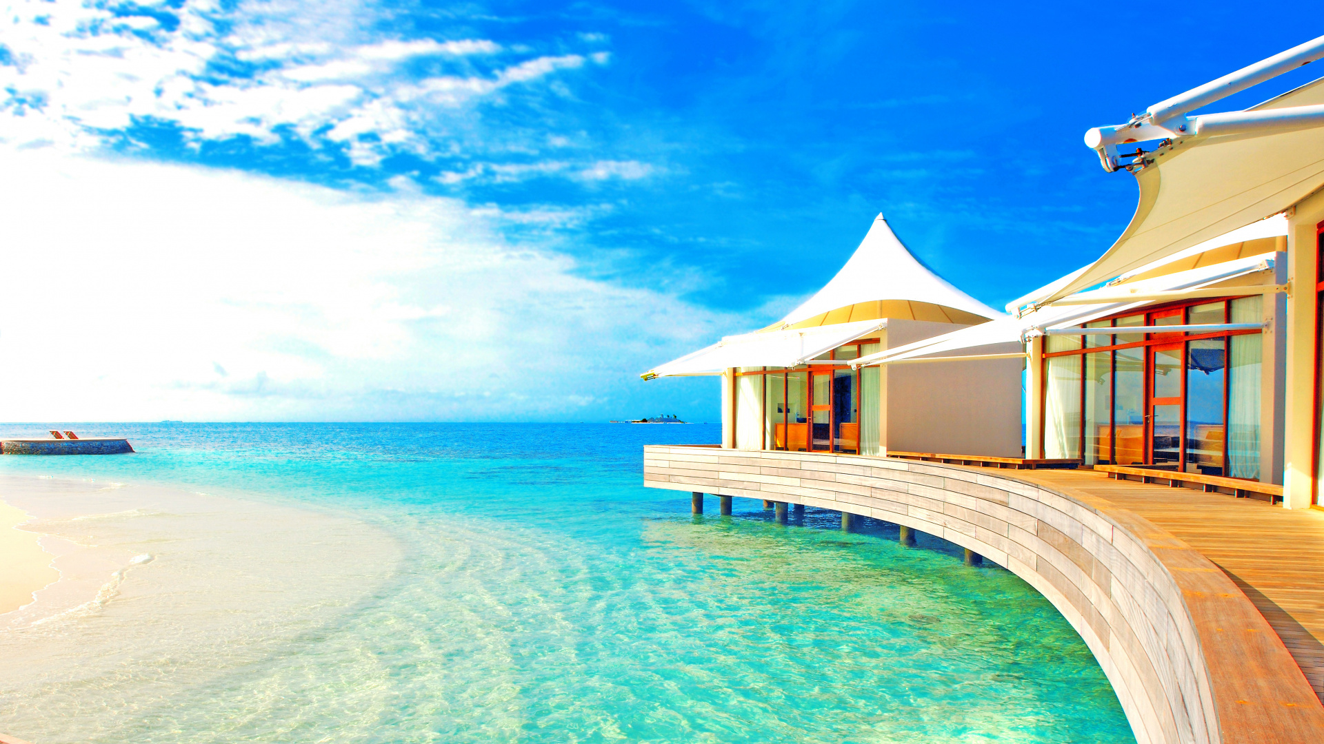 Casa de Playa de Madera Marrón en el Mar Azul Bajo un Cielo Azul Durante el Día. Wallpaper in 1920x1080 Resolution