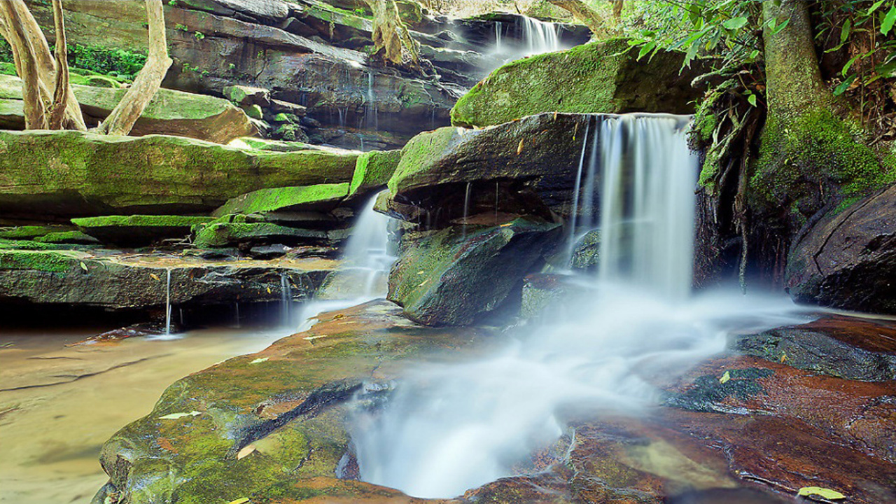 Wasser Fällt Auf Braunen Felsigen Berg. Wallpaper in 1280x720 Resolution