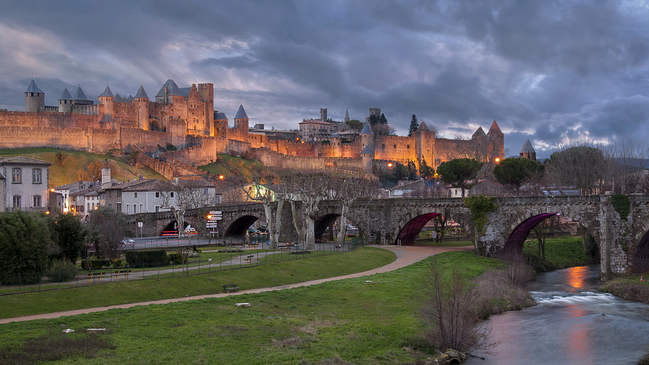 Bâtiment en Béton Brun Sous Ciel Nuageux Pendant la Journée. Wallpaper in 1280x720 Resolution