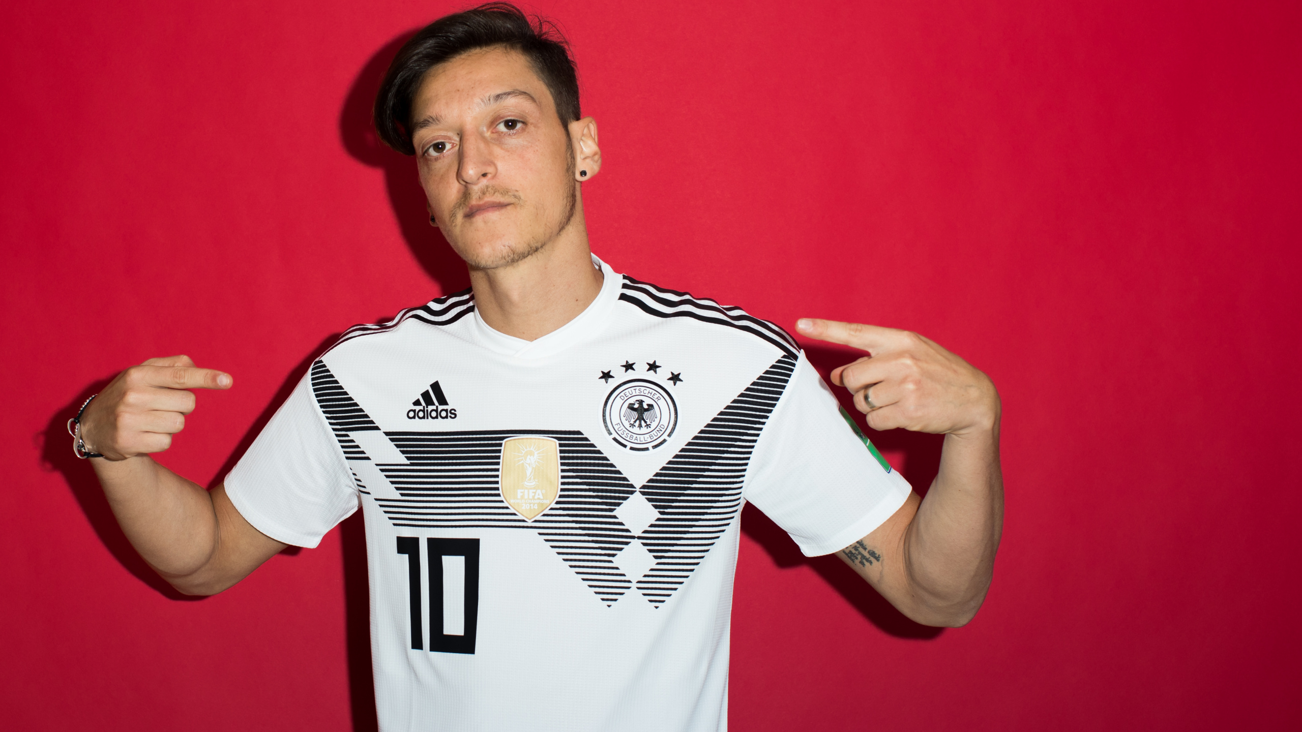 Homme en Maillot de Football Adidas Blanc et Noir. Wallpaper in 2560x1440 Resolution