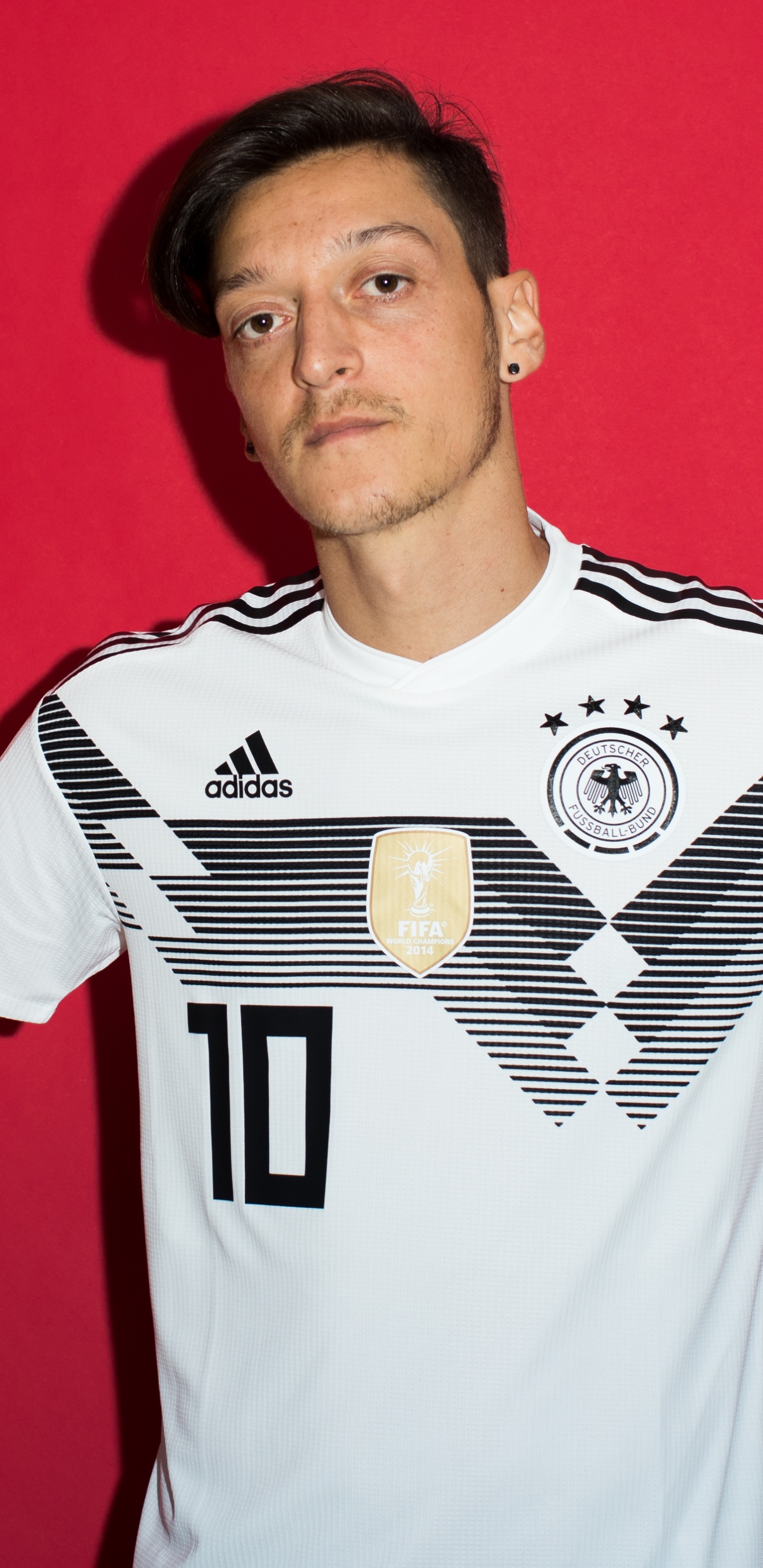 Hombre de Camiseta Blanca y Negra de Adidas.. Wallpaper in 1440x2960 Resolution