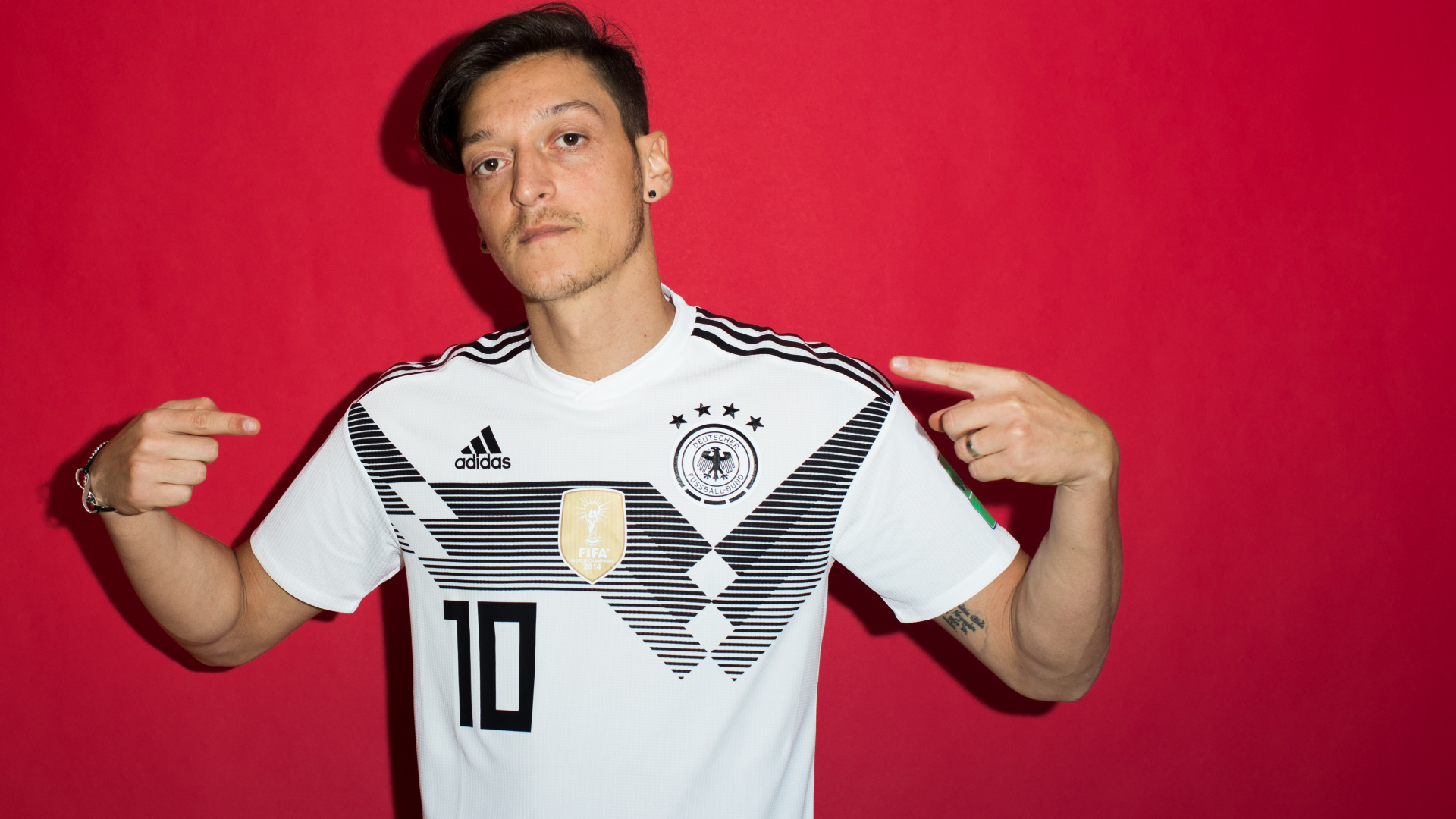 Hombre de Camiseta Blanca y Negra de Adidas.. Wallpaper in 1920x1080 Resolution