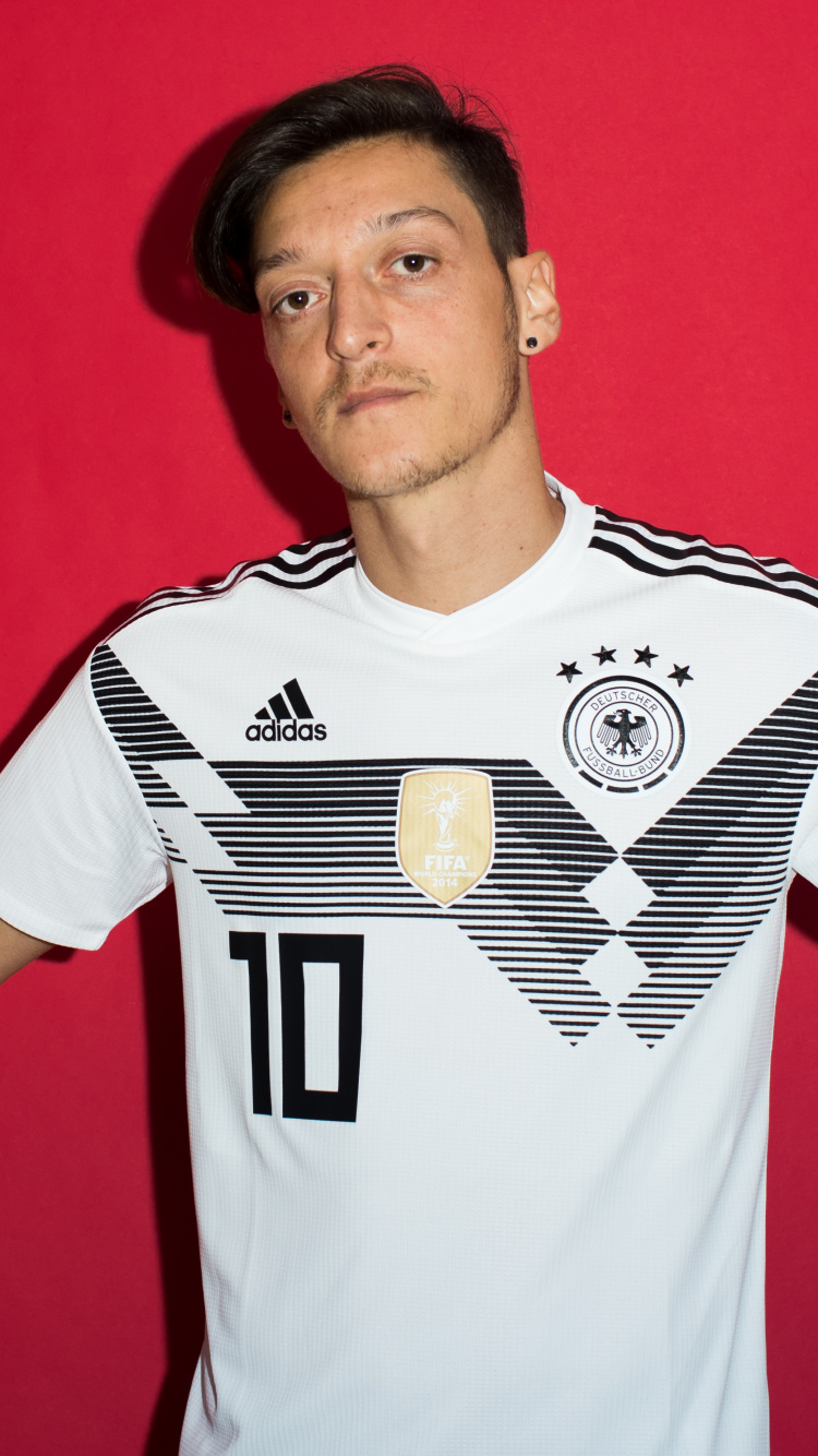 Hombre de Camiseta Blanca y Negra de Adidas.. Wallpaper in 750x1334 Resolution